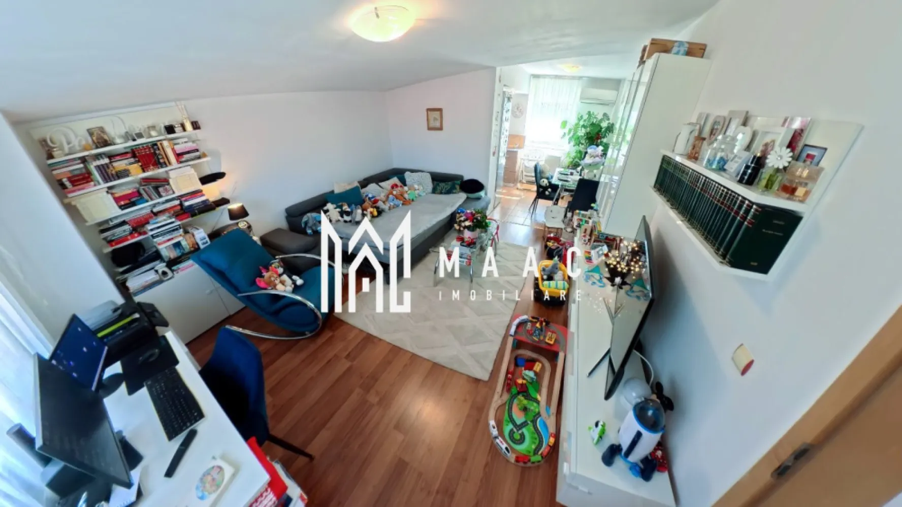 Apartament la casa | 2 camere | Decomandat | Lazaret - Maac Imobiliare vă oferă spre vânzare un apartament cu 2 camere, cu o suprafață generoasă de 66 mp utili, situat la etajul 2 al unui imobil cochet, format din doar 12 apartamente, dintre care doar 8 au acces direct de pe scară. Apartamentul este amplasat în zona Lazaret, într-un ansamblu aerisit, înconjurat de spații verzi, loc de joacă și zonă de parcare liberă. Clădirea a fost proiectată inițial ca hotel, ceea ce explică dimensiunile peste medie, orientarea dublă (est–vest) ce oferă lumină naturală pe tot parcursul zilei, dar și numărul redus de vecini, ideal pentru cei care caută liniște și intimitate. Compartimentare și dotări: Hol de intrare spațios, prevăzut cu zone de depozitare și lumină naturală Dormitor de aproape 20 mp, cu orientare estică – perfect pentru dimineți însorite Living cu bucătărie open-space și zonă de dining – 26 mp, cu ferestre pe ambele părți Baie complet utilată, cu centrală proprie în apropiere Pod deasupra apartamentului, ideal pentru depozitare suplimentară Puncte forte ale proprietății: Suprafață mai mare decât media locuințelor cu 2 camere Lumină naturală din abundență, datorită orientării est–vest Zonă liniștită, cu acces facil la spații verzi și loc de joacă Posibilitatea de a parca fără dificultăți Imobil cu număr mic de locatari – comunitate restrânsă și liniștită Casă scării largă, cu spații pentru depozitarea bicicletelor și alte utilități pe palier Pentru mai multe detalii va rugam specificati telefonic ID: CP2762029 }}