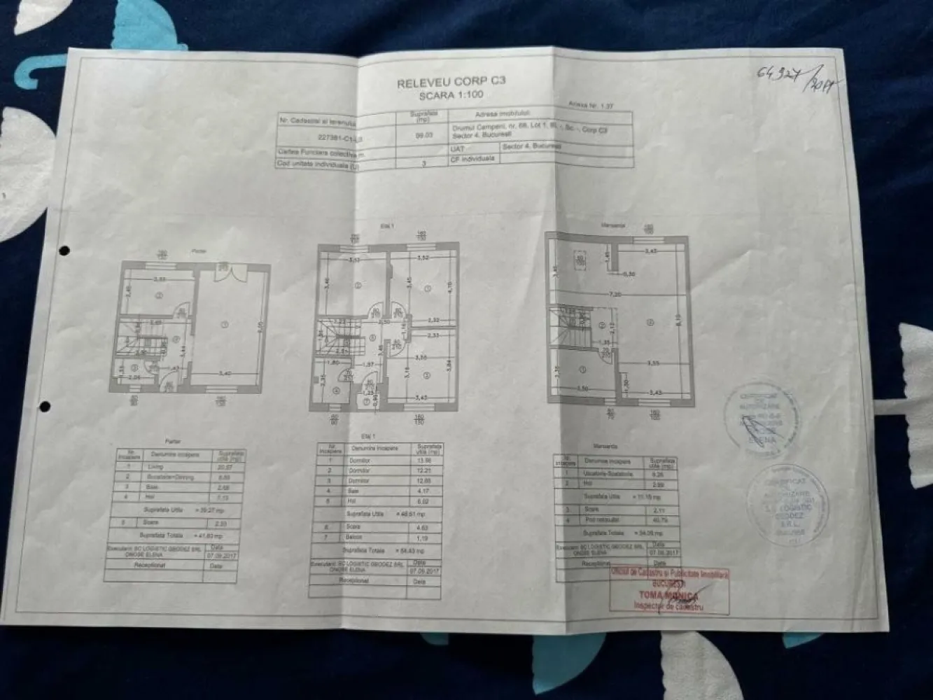 Casa aparatorii patriei sector 4 - Vila P+1+M, 5 camere, utilata si mobilata , Sector 4 Apărătorii Patriei, Bucureşti 5 cam 150 mp 2E Descriere Va propunem spre vânzare o vila deosebita, P+1+M, cu 5 camere, intr-o zona super linistită, ferita de agitatia urbana si plina de verdeata . Este situata in Bucuresti, sector 4, zona Berceni-Metalurgiei, cu acces catre toate punctele de interes ( scoli, gradinite, farmacii, supermarketuri, RATB, Metrou Aparatorii Patriei, parcul Tudor Arghezi, noul patinoar etc). Beneficiaza de o suprafata utila totala de 150 mp. Vila are in componenta 2 dormitoare la etaj, 1 dressing si 1 baie iar pe parter regasim un living de 20 mp, o bucatarie de 8,9 mp si baie. Mansarda a este open space si are o suprafata de 54 mp plus uscătorie. Casa are si in dotare o mica curte de 23mp. Face parte dintr-un ansamblu format din 4 vile cu regim de inaltime P+1+M. Fiecare unitate locativa are un loc de parcare in proprietate, amenajat cu pavele. Confortul termic este asigurat de centrala termica din dotare. Toate utilitatile sunt bransate,functionale si contorizate individual. Structura de rezistenta a vilei este realizata din beton armat, cu compartimentare exterioara din caramida Porotherm de 25 cm si compartimentare interioara din caramida Porotherm de 11.5 cm, izolata termic cu polistiren expandat de 10 cm, peste care este aplicata tencuiala decorativa. Puncte de interes Proiectul este amplasat in apropierea bd.Metalurgiei, metroului Aparatorii Patriei, sos.Berceni, in proximitatea marilor centre comerciale din zona de sud a capitalei. Pozitionarea casei permite acces rapid catre punctele de interes din zona: noul patinoar, scoli, gradinite, unitati medicale, dar si catre multiple centre comerciale din zona: Mega Image, Lidl, piata agro-alimentare, Mall Sun Plaza si catre magistrala M2 Metrou.