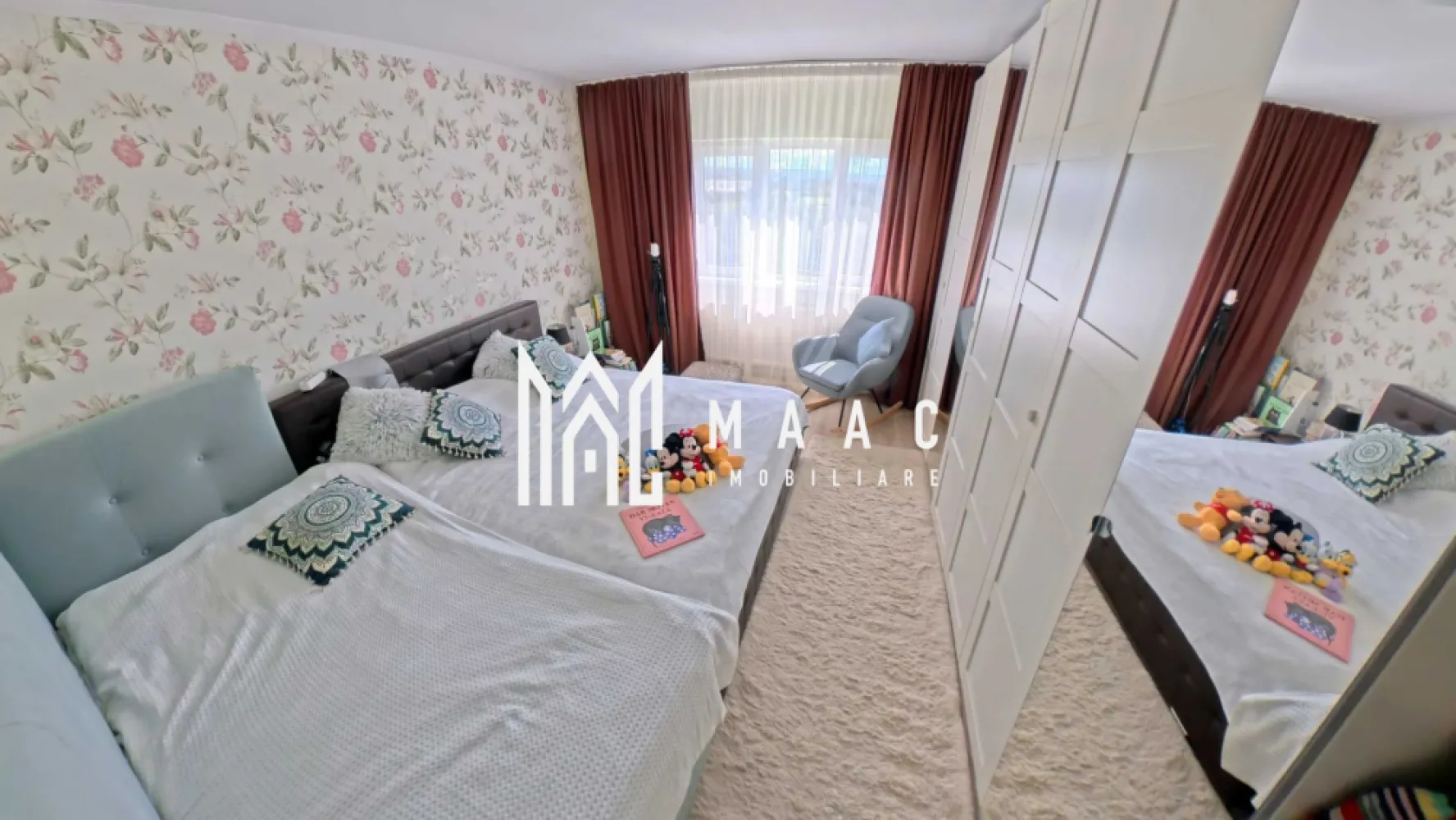 Apartament la casa | 2 camere | Decomandat | Lazaret - Maac Imobiliare vă oferă spre vânzare un apartament cu 2 camere, cu o suprafață generoasă de 66 mp utili, situat la etajul 2 al unui imobil cochet, format din doar 12 apartamente, dintre care doar 8 au acces direct de pe scară. Apartamentul este amplasat în zona Lazaret, într-un ansamblu aerisit, înconjurat de spații verzi, loc de joacă și zonă de parcare liberă. Clădirea a fost proiectată inițial ca hotel, ceea ce explică dimensiunile peste medie, orientarea dublă (est–vest) ce oferă lumină naturală pe tot parcursul zilei, dar și numărul redus de vecini, ideal pentru cei care caută liniște și intimitate. Compartimentare și dotări: Hol de intrare spațios, prevăzut cu zone de depozitare și lumină naturală Dormitor de aproape 20 mp, cu orientare estică – perfect pentru dimineți însorite Living cu bucătărie open-space și zonă de dining – 26 mp, cu ferestre pe ambele părți Baie complet utilată, cu centrală proprie în apropiere Pod deasupra apartamentului, ideal pentru depozitare suplimentară Puncte forte ale proprietății: Suprafață mai mare decât media locuințelor cu 2 camere Lumină naturală din abundență, datorită orientării est–vest Zonă liniștită, cu acces facil la spații verzi și loc de joacă Posibilitatea de a parca fără dificultăți Imobil cu număr mic de locatari – comunitate restrânsă și liniștită Casă scării largă, cu spații pentru depozitarea bicicletelor și alte utilități pe palier Pentru mai multe detalii va rugam specificati telefonic ID: CP2762029 }}