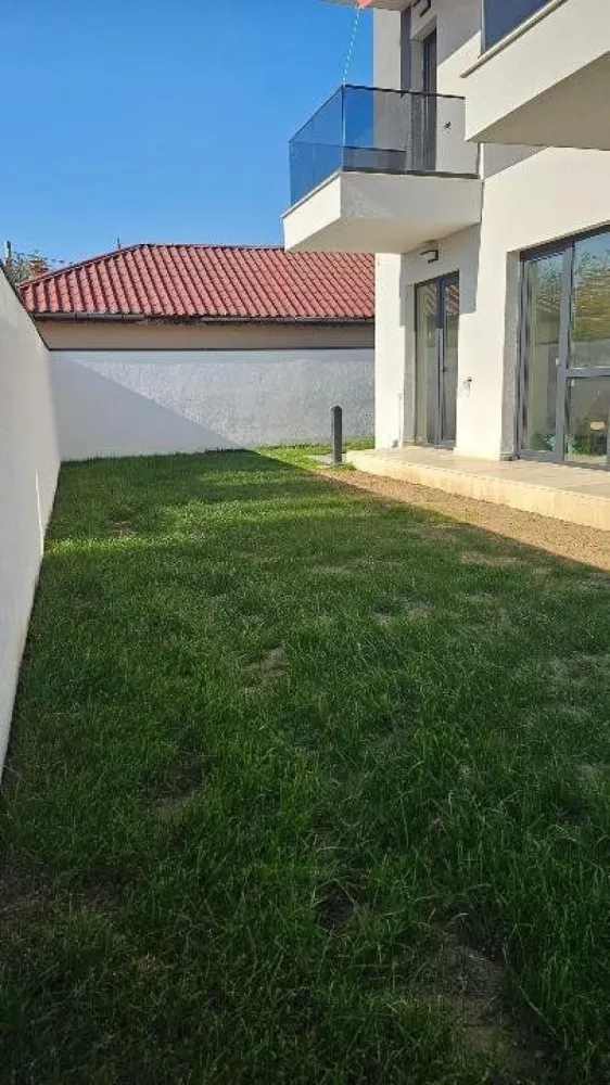 Vila moderna - Vila moderna pozitie excelenta vedere lac ,finisaje premium ,.Imobilul este dispus pe trei nivele astfel : la parter living ,bucatarie ,wc serviciu .etajul 1 este compus din doua dormitoare ,2 bai ,3 balcoane si letajul 2 dispune de un spatiu denumit zona de hobi ,doua terase cu vedere excelenta catre lacul si respectiv insula ingerilor .Mentionez ca lucrarile de amenajare a promenadei lacului sunt gata sa inceapa