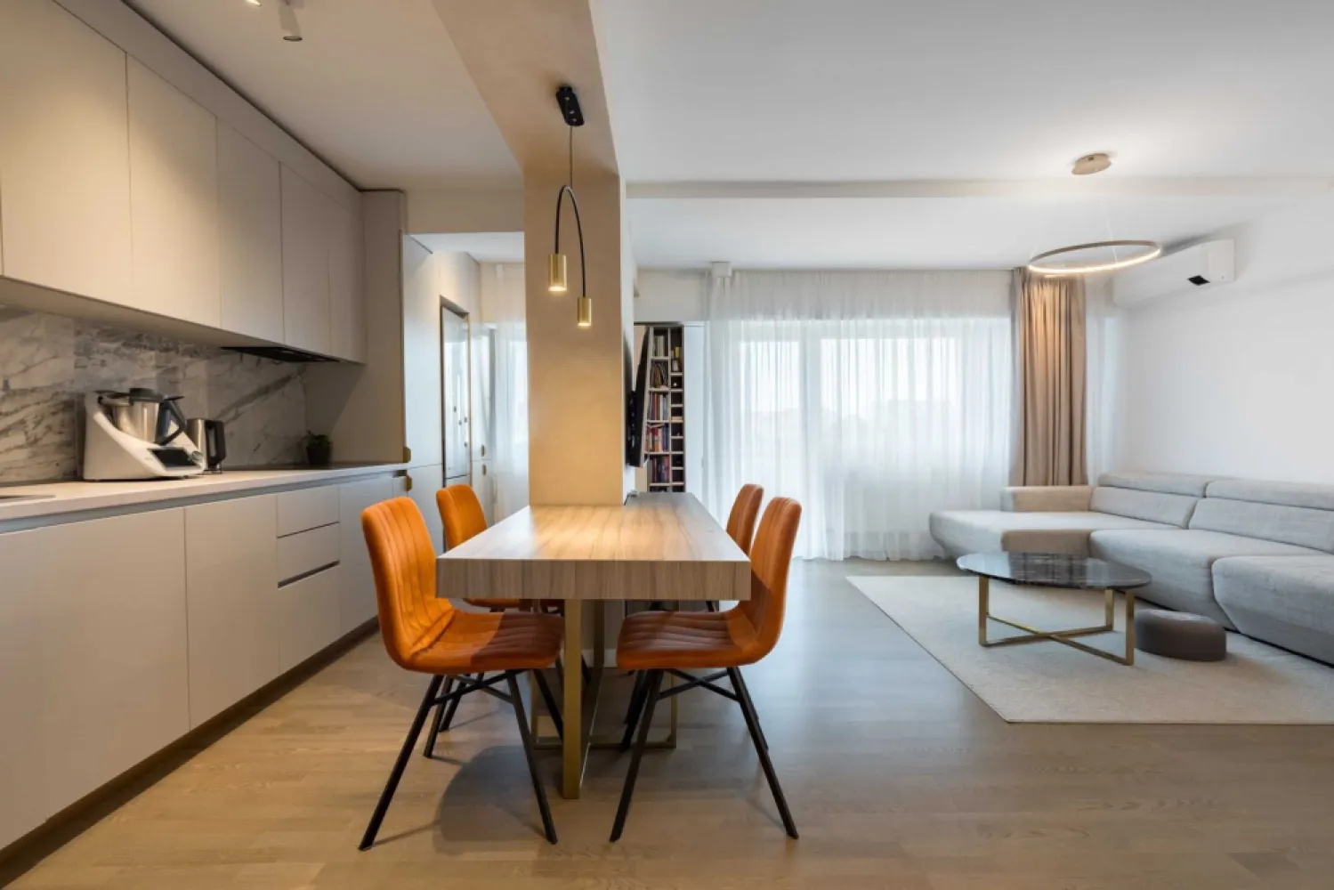 3 camere Bloc nou,Mobilat Utilat,Parcare sub,Paza,Boxa,Vedere panorami - Un apartament foarte rar, de care proprietarii se despart greu, un apartament complet intr-un bloc sigur si central. Se preda renovat, mobilitat si utilat complet, a carei investitie depaseste suma de 60.000euro, impreuna cu o parcare in subsol si o boxa. Finalizat in 2010, blocul are o asociatie insufletita, este bine intretinut, au serviciul de paza si multe facilitati. Sunt incluse in pret o parcare subterana in sistem Klauss si o boxa spatioasa, cadastrate individual. A fost complet modernizat impreuna cu o echipa de design interior si parteneri care s-au implicat sufleteste si au creeat un adevarat camin, cu un ambient deosebit care se ofera in stare impecabila. S-au folosit printre altele usi filomoro la bai, geamuri noi,finisaje si obiecte sanitare de cea mai buna calitate. Este complet utilat cu electrocasnice de la AEG(masina de spalat cu uscator si pompa de caldura), masina de spalat vase, aer conditionat cu control din telefon, centrala termica noua cu termostat inteligent, TV, canapea extensibila(electrica), corpuri de iluminat(control Google Home), iala smart(acces de la distanta) si lista continua. Orientarea Sud-Vestica aduce lumina naturala , apusuri spectaculoare si dimineti extraordinare chiar si in sezonul rece, vederea fiind catre zona de case in directia Piata Alba Iulia. Apartamentul este foarte bine izolat termic cat si fonic, zgomotele de la vecini fiind inexistente. A fost un loc plin cu amintiri pretioase, in mijlocul orasului, iar acum asteapta sa devina acasa pentru o noua familie. Motivul despartirii il reprezinta mutarea langa oras pentru spatii mai generoase si o conectare mai buna cu natura, si evitarea unui proces de inchiriere.