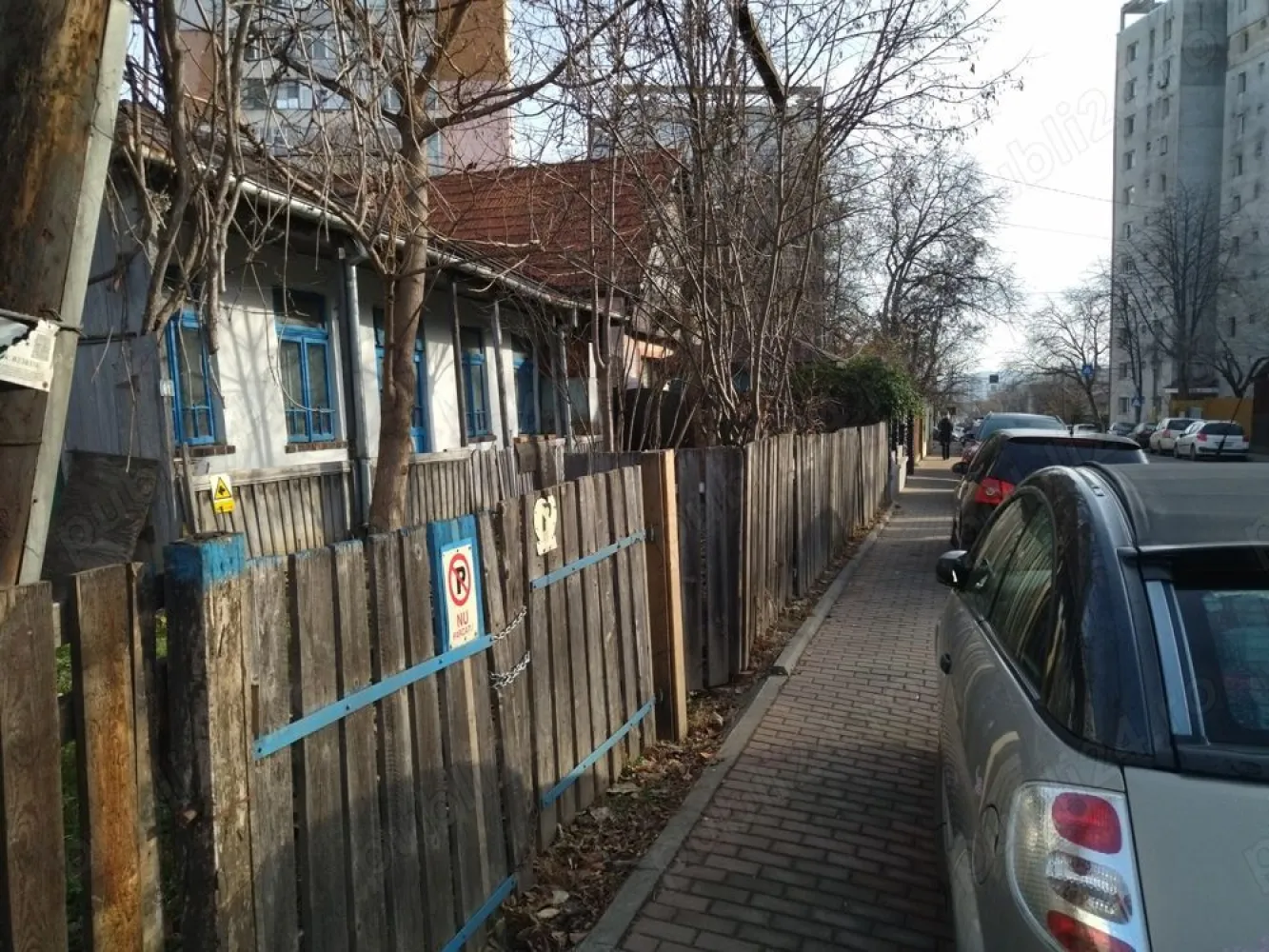 Casă Tătărași excepțional situată! - Persoană fizică vând casă excepțional situată pe str Ion Creangă pe un teren de 313 m.p. Front stradal:17,20 m In zonă sunt construcții noi cu regim de înălțime :D+P+1+M Casa poate fi transformată într-o bijuterie cu ceva atenție sau se poate construi in loc o vila cochetă sau un spatiu comercial datorită vadului excelent. Beneficiați de toate utilitățile:gaz,curent electric, apă curentă,canalizare,asfalt,iluminat stradal,multe mijloace de transport. Foarte aproape de casă:cabinete medicale,lic.Cuza,scoli,grădinițe,supermarketuri, piață agroalimentară. Pot lua în calcul și un schimb de locuințe în Iași. Preț foarte bun:casă+teren:145 000 euro