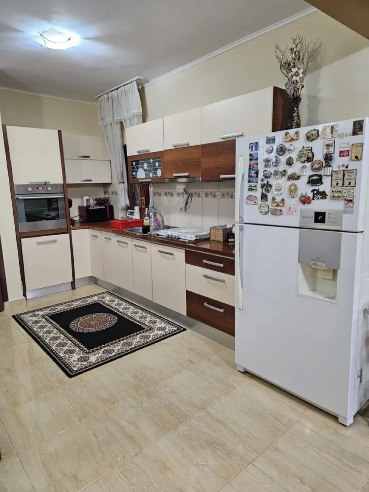 Casa de vanzare 3 camere Sos Giurgiului - Luica - Casa, parter , etaj și pod, în suprafață construita de 138,80 mp , suprafață utila 112 mp, teren în suprafață de 197 mp . La parter se afla un living+ bucătărie open spice, baie, antreu, corp tehnic, la etaj se afla 2 dormitoare, baie, hol, dresing , balcon. Impreuna cu casa se vinde și un teren în suprafata de 44 mp pe care se afla un garaj sub care se afla un beci . În continuarea terenului de 197 mp se afla si un teren in folosință în suprafață de 216 mp pe care se afla edificata o construcție în suprafață de 28 mp compusa din bucătărie vara, magazie, terasa, wc curte și pentru care exista documentație topo cadastrala urmând a se introduce acțiune în uzucapiune( deja s-a incheiat contractul de asistenta juridica). Dupa introducerea actiunii si pentru acest imobil se vând drepturile litigioase. Pentru vizionare sau mai multe informații vă rog să ne contactați: 07******77 07******55