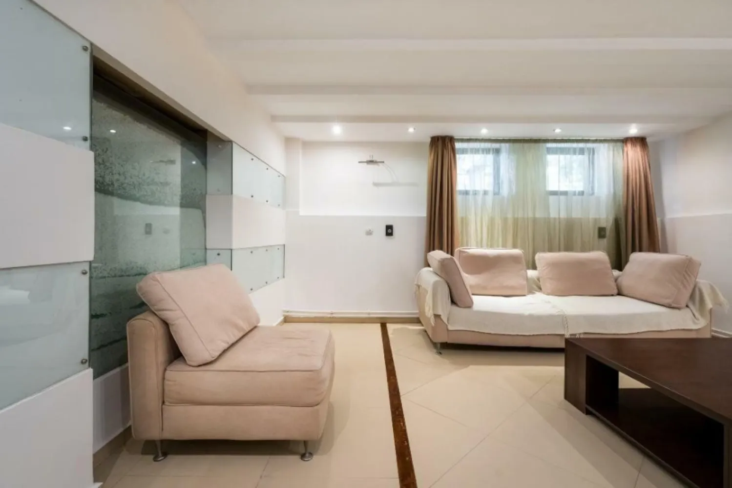 Apartament 3 Camere - zona Domenii - direct propietar - Oferim spre vânzare un apartament primitor, situat la demisol, într-una dintre cele mai căutate şi liniştite zone rezidenţiale din Bucureşti - Domenii. Proprietatea se bucură de o atmosferă plăcută, având vecini de calitate, responsabili şi o comunitate linistita. Apartamentul are o suprafaţă de 75 mÂ˛, dispune de 3 camere spaţioase şi se află într-o stare generală bună, gata pentru a fi locuit sau transformat conform dorintelor. Vânzarea se face direct de la proprietar, cu comision 0%. Notă importantă: Nu dorim republicarea acestui anunţ pe alte site-uri. Vă mulţumim pentru înţelegere şi apreciem respectarea acestei cerinţe.