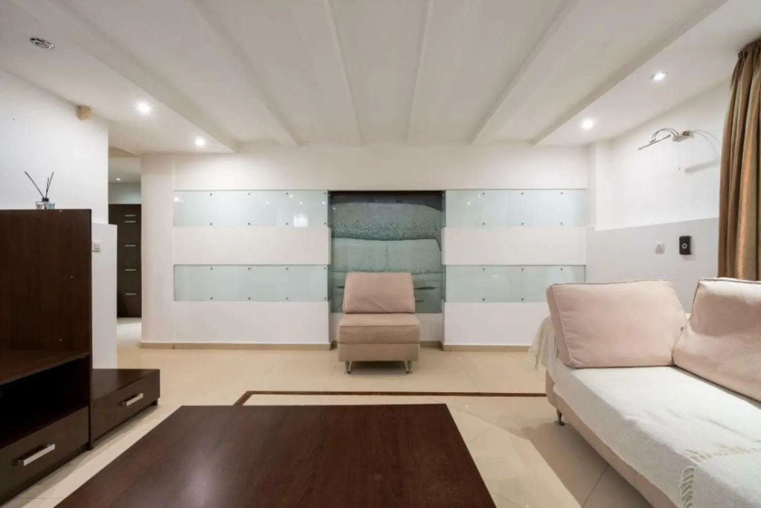 Apartament 3 Camere - zona Domenii - direct propietar - Oferim spre vânzare un apartament primitor, situat la demisol, într-una dintre cele mai căutate şi liniştite zone rezidenţiale din Bucureşti - Domenii. Proprietatea se bucură de o atmosferă plăcută, având vecini de calitate, responsabili şi o comunitate linistita. Apartamentul are o suprafaţă de 75 mÂ˛, dispune de 3 camere spaţioase şi se află într-o stare generală bună, gata pentru a fi locuit sau transformat conform dorintelor. Vânzarea se face direct de la proprietar, cu comision 0%. Notă importantă: Nu dorim republicarea acestui anunţ pe alte site-uri. Vă mulţumim pentru înţelegere şi apreciem respectarea acestei cerinţe.
