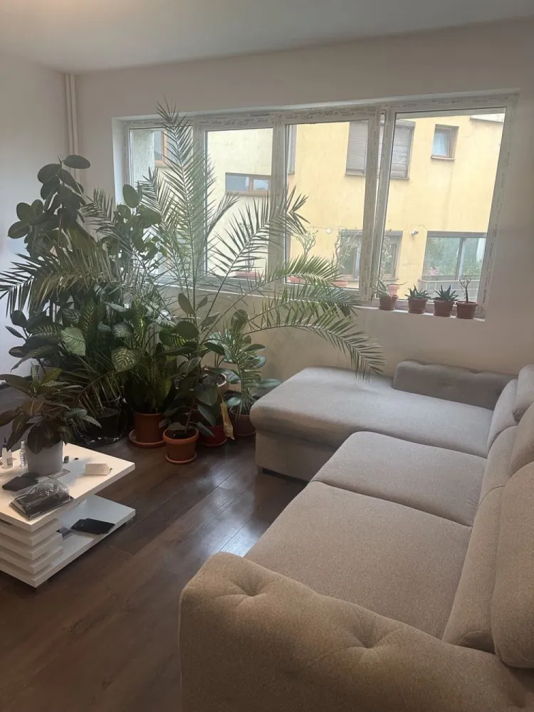 3 camere renovat Piata domenii - 3 camere Bloc reabilitat termic O baie, un balcon, 2 holuri, 2 debarale Renovat complet, inclusiv instalatie electrica si sanitara Mobilier la comanda, amortizoare la toata sertarele Bucatarie quartz si mdf Baie cu rigola Aer conditionat Contoare calorifere Vedere est si nord Gata de mutat