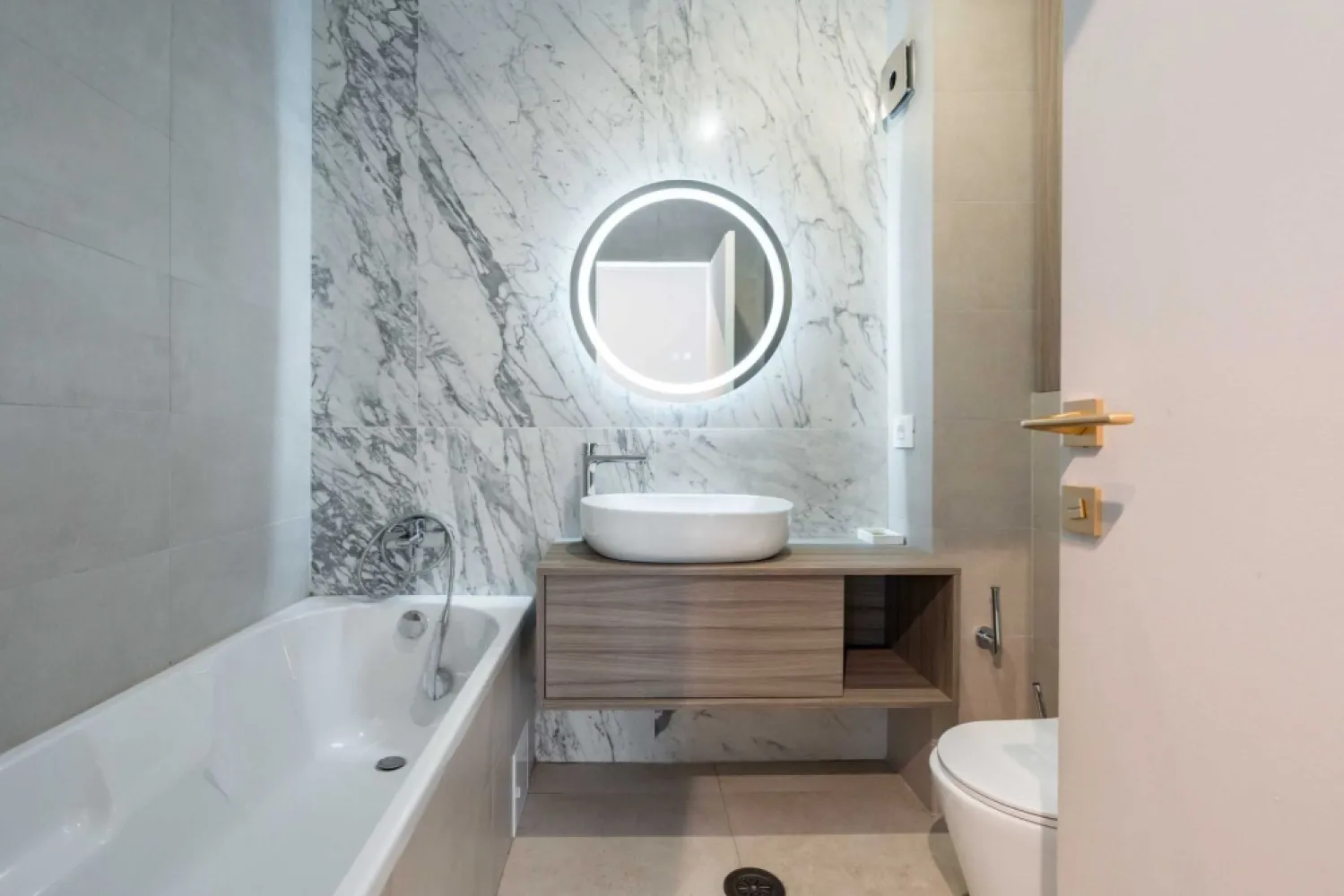 3 camere Bloc nou,Mobilat Utilat,Parcare sub,Paza,Boxa,Vedere panorami - Un apartament foarte rar, de care proprietarii se despart greu, un apartament complet intr-un bloc sigur si central. Se preda renovat, mobilitat si utilat complet, a carei investitie depaseste suma de 60.000euro, impreuna cu o parcare in subsol si o boxa. Finalizat in 2010, blocul are o asociatie insufletita, este bine intretinut, au serviciul de paza si multe facilitati. Sunt incluse in pret o parcare subterana in sistem Klauss si o boxa spatioasa, cadastrate individual. A fost complet modernizat impreuna cu o echipa de design interior si parteneri care s-au implicat sufleteste si au creeat un adevarat camin, cu un ambient deosebit care se ofera in stare impecabila. S-au folosit printre altele usi filomoro la bai, geamuri noi,finisaje si obiecte sanitare de cea mai buna calitate. Este complet utilat cu electrocasnice de la AEG(masina de spalat cu uscator si pompa de caldura), masina de spalat vase, aer conditionat cu control din telefon, centrala termica noua cu termostat inteligent, TV, canapea extensibila(electrica), corpuri de iluminat(control Google Home), iala smart(acces de la distanta) si lista continua. Orientarea Sud-Vestica aduce lumina naturala , apusuri spectaculoare si dimineti extraordinare chiar si in sezonul rece, vederea fiind catre zona de case in directia Piata Alba Iulia. Apartamentul este foarte bine izolat termic cat si fonic, zgomotele de la vecini fiind inexistente. A fost un loc plin cu amintiri pretioase, in mijlocul orasului, iar acum asteapta sa devina acasa pentru o noua familie. Motivul despartirii il reprezinta mutarea langa oras pentru spatii mai generoase si o conectare mai buna cu natura, si evitarea unui proces de inchiriere.