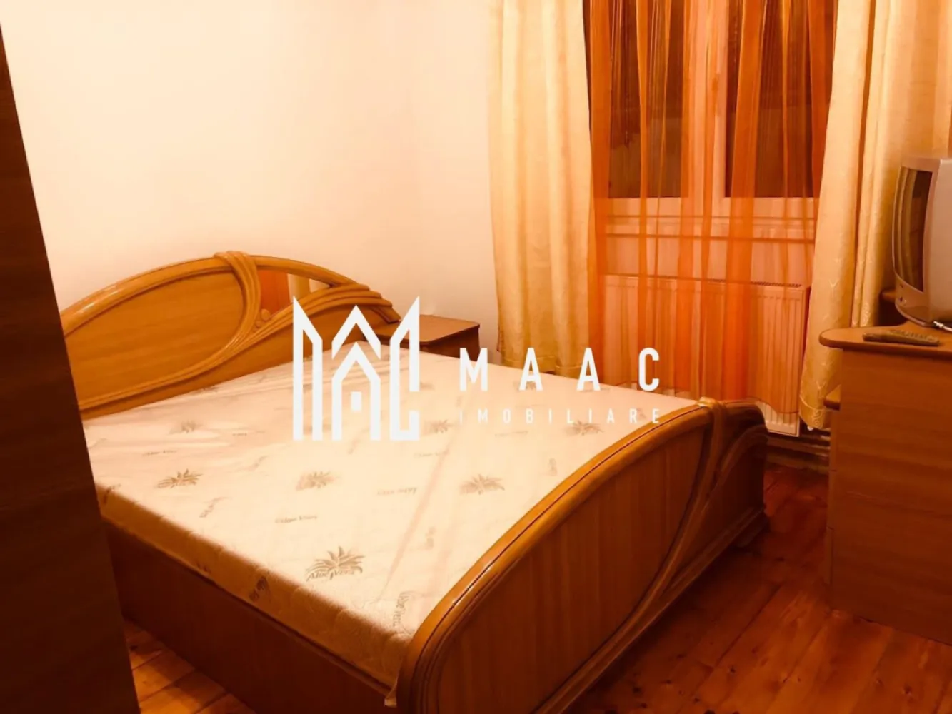 Apartament 2 Camere Mobilat I 50 mp I Turnișor I Sibiu - Se oferă spre închiriere un apartament cu 2 camere, semidecomandat, situat la parter înalt într-un imobil din zona Turnișor, Sibiu. Apartamentul este complet mobilat și utilat, ideal pentru o persoană singură, un cuplu sau o familie restrânsă. Locație: Cartier Turnișor, vis-a-vis de benzinăria Socar Preț: 370 euro / lună + utilități Garanție: 370 euro Suprafață utilă: 50 mp Compartimentare: Living spațios Dormitor matrimonial Bucătărie separată, complet utilată Baie cu cadă Hol Dotări: Mașină de spălat Aragaz și cuptor Frigider Mobilier complet Geamuri termopan Acces rapid la mijloace de transport Facilități în apropiere: Magazine: Profi, Trans-Agape, Simpa Supermarketuri: Lidl și Kaufland – 5 minute de mers pe jos Bănci: BCR, BRD Farmacii, aprozar, stații de autobuz Instituții de învățământ: Școala nr. 10, Grădinița și Creșa Turnișor Disponibil imediat. Pentru detalii suplimentare, consultanță sau programarea unei vizionări, va rugăm să ne contactati specificand ID: CP2761736. }}