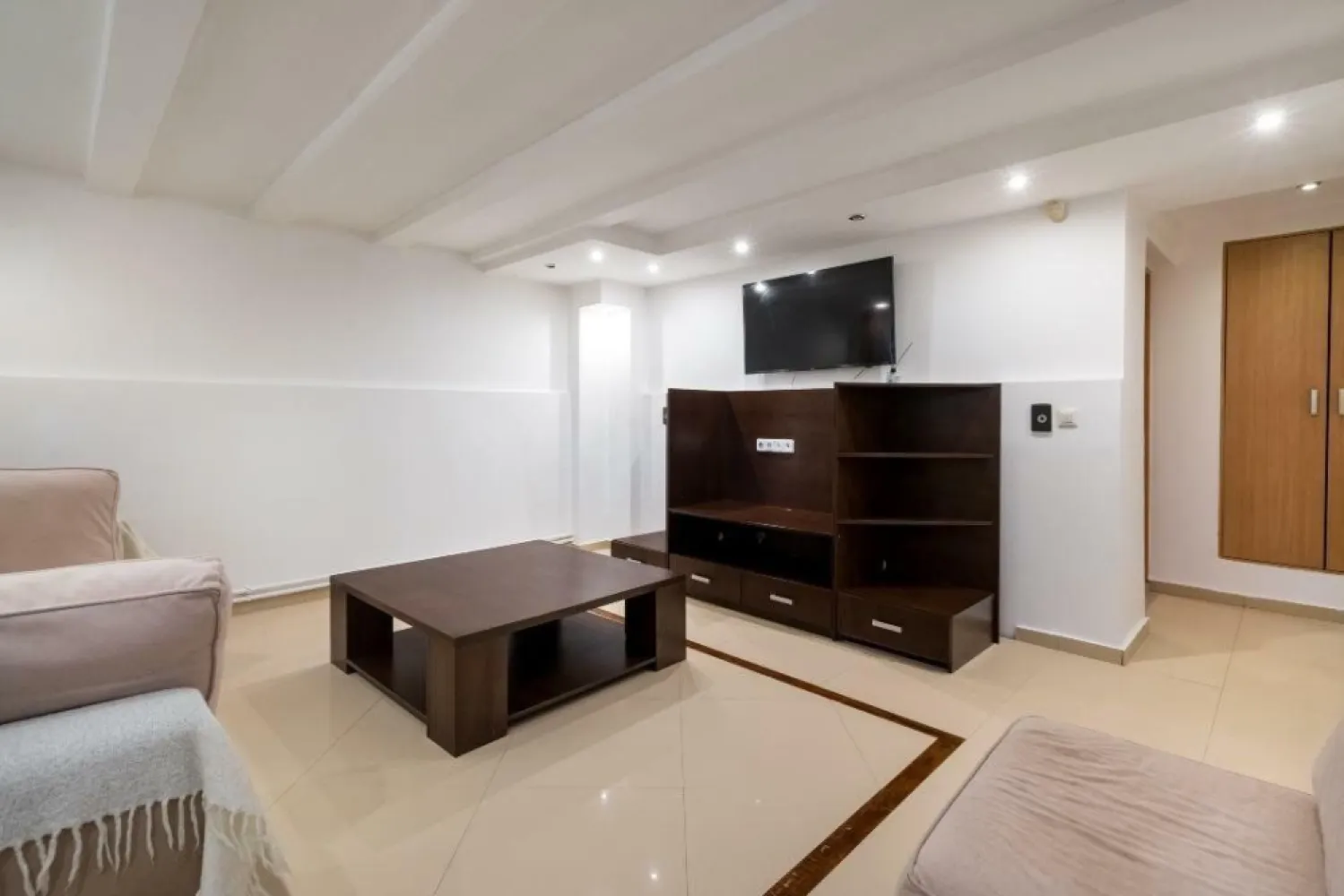 Apartament 3 Camere - zona Domenii - direct propietar - Oferim spre vânzare un apartament primitor, situat la demisol, într-una dintre cele mai căutate şi liniştite zone rezidenţiale din Bucureşti - Domenii. Proprietatea se bucură de o atmosferă plăcută, având vecini de calitate, responsabili şi o comunitate linistita. Apartamentul are o suprafaţă de 75 mÂ˛, dispune de 3 camere spaţioase şi se află într-o stare generală bună, gata pentru a fi locuit sau transformat conform dorintelor. Vânzarea se face direct de la proprietar, cu comision 0%. Notă importantă: Nu dorim republicarea acestui anunţ pe alte site-uri. Vă mulţumim pentru înţelegere şi apreciem respectarea acestei cerinţe.