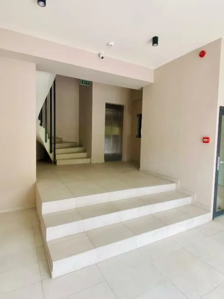 Penthouse în complexul Conest Edifici Mihai Bravu - Descoperiţi luxul suprem în acest penthouse impresionant situat la ultimul etaj al complexului rezidenţial Conest Edifici Mihai Bravu. Cu o suprafaţă utilă de 159 mp şi o suprafaţă construită de 198 mp, acest apartament de 4 camere oferă spaţiu generos şi confort de neegalat. Detalii complex: o Localizare excelentă: Situat în zona Vitan din sectorul 3, complexul beneficiază de acces facil la mijloacele de transport în comun, inclusiv la staţia de metrou Mihai Bravu, aflată la doar 6 minute de mers pe jos . o Facilităţi moderne: Complexul oferă lifturi Schindler de ultimă generaţie, parcări subterane pe platforme Klaus, şi acces securizat cu videointerfon şi barieră telecomandată . o Conectivitate: Aproape de magazine, sucursale bancare, şcoli şi grădiniţe, şi la doar 3,7 km de Piaţa Unirii . Dotări şi finisaje: o Structură şi siguranţă: Construcţia are o fundaţie solidă de tip radier general, pereţi exteriori din cărămidă Porotherm şi izolaţie termică cu vată bazaltică de 10 cm, asigurând durabilitate şi eficienţă energetică . o Confort termic şi acustic: Tâmplăria exterioară din profil PVC Salamander cu geam triplu securizat, instalaţiile de încălzire prin pardoseală Shuller şi climatizarea cu aparate de aer condiţionat Daikin şi Mitsubishi oferă confort sporit pe tot parcursul anului . o Finisaje de calitate: Pardoselile sunt placate cu gresie antiderapantă şi parchet stratificat de înaltă calitate, uşile interioare şi de intrare sunt importate din Italia, iar spaţiile comune sunt finisate cu granit şi gresie . Utilităţi şi facilităţi adiţionale: o Instalaţii moderne: Fiecare apartament beneficiază de contorizări individuale pentru apă, gaz şi electricitate, furnizate de ApaNova, Enel şi Engie . o Sisteme de siguranţă: Apartamentele sunt echipate cu sisteme de detectare a incendiilor şi videointerfon pentru securitate maximă . Acest penthouse reprezintă o oportunitate rară de a locui într-un spaţiu luxos, cu toate facilităţile moderne la îndemână. Pentru mai multe detalii şi vizionări, vă rugăm să ne contactaţi. Caracteristici principale: o Suprafaţă utilă: 159mp o Suprafaţă construită: 198mp o Camere: 4 camere luminoase şi spaţioase o Etaj: Ultimul etaj al clădirii o Complex rezidenţial: Conest Edifici Mihai Bravu Detalii suplimentare: o Living generos, perfect pentru momente de relaxare şi socializare o Bucătărie modernă, complet utilată, ideală pentru pasionaţii de gătit o Dormitoare elegante, fiecare cu un design sofisticat şi finisaje de înaltă calitate o Băi contemporane, echipate cu cele mai bune accesorii şi finisaje o Terasă panoramică, oferind vederi spectaculoase asupra oraşului o Locuri de parcare private, pentru confortul şi siguranţa dvs. Facilităţi ale complexului: o Pază şi securitate 24/7 o Acces controlat o Zone verzi şi spaţii de relaxare o Loc de joacă pentru copii o Proximitate faţă de mijloace de transport, centre comerciale şi instituţii de învăţământ Nu rataţi ocazia de a vă muta într-un apartament de vis, perfect pentru cei care apreciază luxul şi confortul. Pentru mai multe informaţii sau pentru a programa o vizionare, vă rugăm să ne contactaţi.