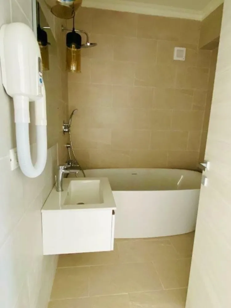 Penthouse în complexul Conest Edifici Mihai Bravu - Descoperiţi luxul suprem în acest penthouse impresionant situat la ultimul etaj al complexului rezidenţial Conest Edifici Mihai Bravu. Cu o suprafaţă utilă de 159 mp şi o suprafaţă construită de 198 mp, acest apartament de 4 camere oferă spaţiu generos şi confort de neegalat. Detalii complex: o Localizare excelentă: Situat în zona Vitan din sectorul 3, complexul beneficiază de acces facil la mijloacele de transport în comun, inclusiv la staţia de metrou Mihai Bravu, aflată la doar 6 minute de mers pe jos . o Facilităţi moderne: Complexul oferă lifturi Schindler de ultimă generaţie, parcări subterane pe platforme Klaus, şi acces securizat cu videointerfon şi barieră telecomandată . o Conectivitate: Aproape de magazine, sucursale bancare, şcoli şi grădiniţe, şi la doar 3,7 km de Piaţa Unirii . Dotări şi finisaje: o Structură şi siguranţă: Construcţia are o fundaţie solidă de tip radier general, pereţi exteriori din cărămidă Porotherm şi izolaţie termică cu vată bazaltică de 10 cm, asigurând durabilitate şi eficienţă energetică . o Confort termic şi acustic: Tâmplăria exterioară din profil PVC Salamander cu geam triplu securizat, instalaţiile de încălzire prin pardoseală Shuller şi climatizarea cu aparate de aer condiţionat Daikin şi Mitsubishi oferă confort sporit pe tot parcursul anului . o Finisaje de calitate: Pardoselile sunt placate cu gresie antiderapantă şi parchet stratificat de înaltă calitate, uşile interioare şi de intrare sunt importate din Italia, iar spaţiile comune sunt finisate cu granit şi gresie . Utilităţi şi facilităţi adiţionale: o Instalaţii moderne: Fiecare apartament beneficiază de contorizări individuale pentru apă, gaz şi electricitate, furnizate de ApaNova, Enel şi Engie . o Sisteme de siguranţă: Apartamentele sunt echipate cu sisteme de detectare a incendiilor şi videointerfon pentru securitate maximă . Acest penthouse reprezintă o oportunitate rară de a locui într-un spaţiu luxos, cu toate facilităţile moderne la îndemână. Pentru mai multe detalii şi vizionări, vă rugăm să ne contactaţi. Caracteristici principale: o Suprafaţă utilă: 159mp o Suprafaţă construită: 198mp o Camere: 4 camere luminoase şi spaţioase o Etaj: Ultimul etaj al clădirii o Complex rezidenţial: Conest Edifici Mihai Bravu Detalii suplimentare: o Living generos, perfect pentru momente de relaxare şi socializare o Bucătărie modernă, complet utilată, ideală pentru pasionaţii de gătit o Dormitoare elegante, fiecare cu un design sofisticat şi finisaje de înaltă calitate o Băi contemporane, echipate cu cele mai bune accesorii şi finisaje o Terasă panoramică, oferind vederi spectaculoase asupra oraşului o Locuri de parcare private, pentru confortul şi siguranţa dvs. Facilităţi ale complexului: o Pază şi securitate 24/7 o Acces controlat o Zone verzi şi spaţii de relaxare o Loc de joacă pentru copii o Proximitate faţă de mijloace de transport, centre comerciale şi instituţii de învăţământ Nu rataţi ocazia de a vă muta într-un apartament de vis, perfect pentru cei care apreciază luxul şi confortul. Pentru mai multe informaţii sau pentru a programa o vizionare, vă rugăm să ne contactaţi.