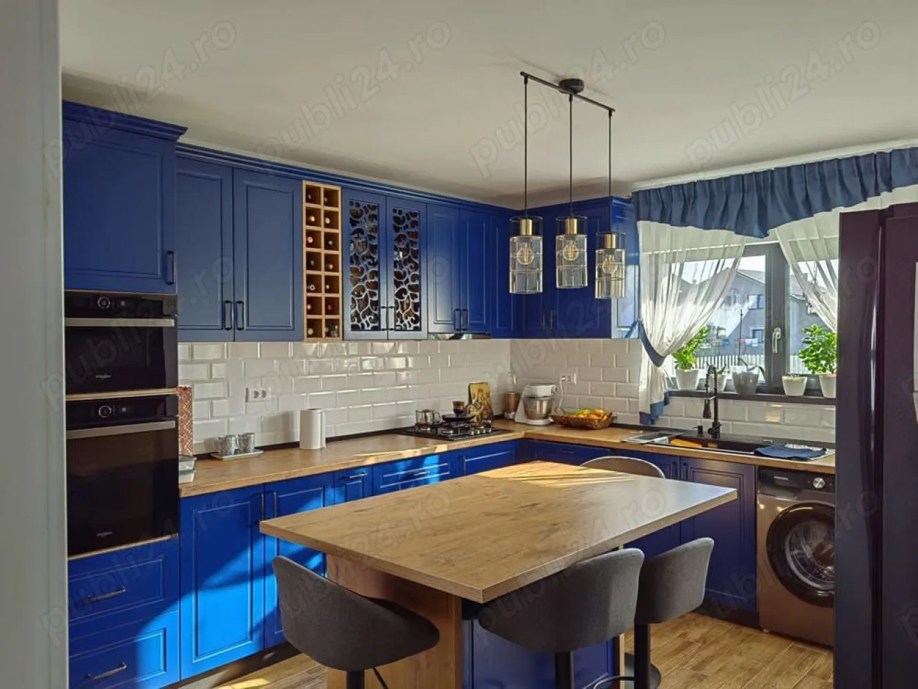 Casa de vânzare Miroslava D+P+1E - Proprietar vând casă model deosebit tip mediteranean în Vorovesti-Miroslava D+P+1E racordată la toate utilitățile,139mp utili, 430 mp teren, 15mp beci, Terasa acoperita 15mp. Ascces rapid la strada principală asfaltata 150m, stație de autobuz la 200m,spălătorie auto la 200 m,supermarket, farmacie, grădiniță, școală. Instalație automatizata de irigare Centrala termica prin condensare - sistem de incalzire centralizat pe 3 zone cu termostate. Canalizare tip fosa ecologica Încălzire în pardoseala la parter și etaj calorifere. Finisaje de înaltă calitate,loc de parcare. Construcție 2022 Scari interioare din lemn masiv Uși lemn masiv Mobila bucătărie pe comanda din MDF Vopsit Bai echipate complet, vas wc suspendat grohe, lavoar ceramica, etc. Cabina de dus și cada premium cu termostat grohe. Demisol - Beci 15m Parter- Living spațios, bucătărie separată cu ieșire pe terasă, hol, baie Etaj- 3 camere cu balcoane, baie, hol, pod pentru depozitare. Preț 230.000eur - persoana fizica -(zero șapte patru trei șapte opt noua zero trei șapte)