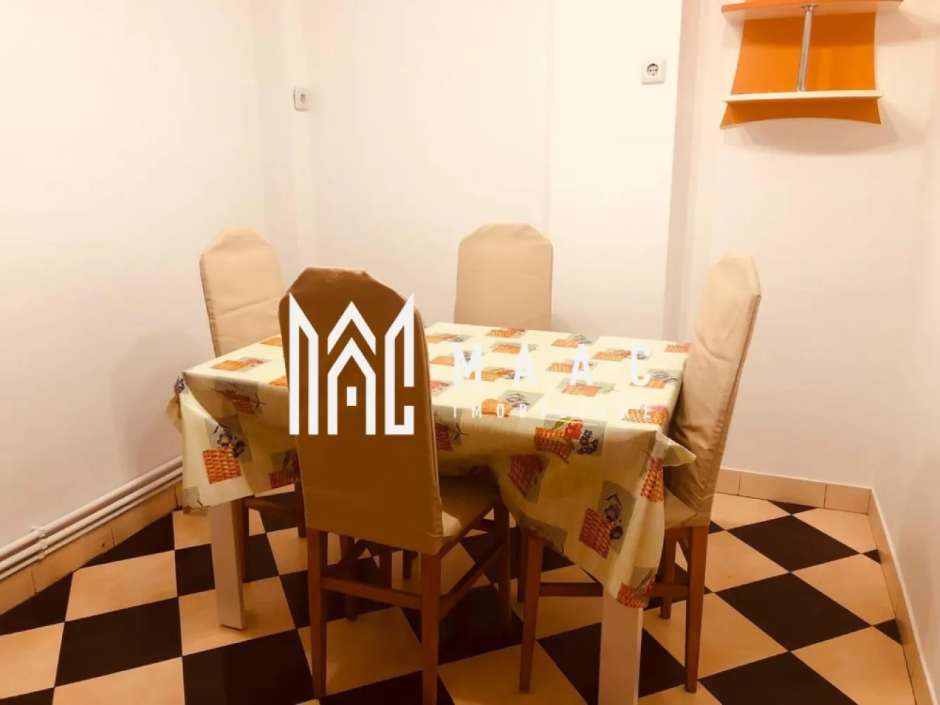 Apartament 2 Camere Mobilat I 50 mp I Turnișor I Sibiu - Se oferă spre închiriere un apartament cu 2 camere, semidecomandat, situat la parter înalt într-un imobil din zona Turnișor, Sibiu. Apartamentul este complet mobilat și utilat, ideal pentru o persoană singură, un cuplu sau o familie restrânsă. Locație: Cartier Turnișor, vis-a-vis de benzinăria Socar Preț: 370 euro / lună + utilități Garanție: 370 euro Suprafață utilă: 50 mp Compartimentare: Living spațios Dormitor matrimonial Bucătărie separată, complet utilată Baie cu cadă Hol Dotări: Mașină de spălat Aragaz și cuptor Frigider Mobilier complet Geamuri termopan Acces rapid la mijloace de transport Facilități în apropiere: Magazine: Profi, Trans-Agape, Simpa Supermarketuri: Lidl și Kaufland – 5 minute de mers pe jos Bănci: BCR, BRD Farmacii, aprozar, stații de autobuz Instituții de învățământ: Școala nr. 10, Grădinița și Creșa Turnișor Disponibil imediat. Pentru detalii suplimentare, consultanță sau programarea unei vizionări, va rugăm să ne contactati specificand ID: CP2761736. }}