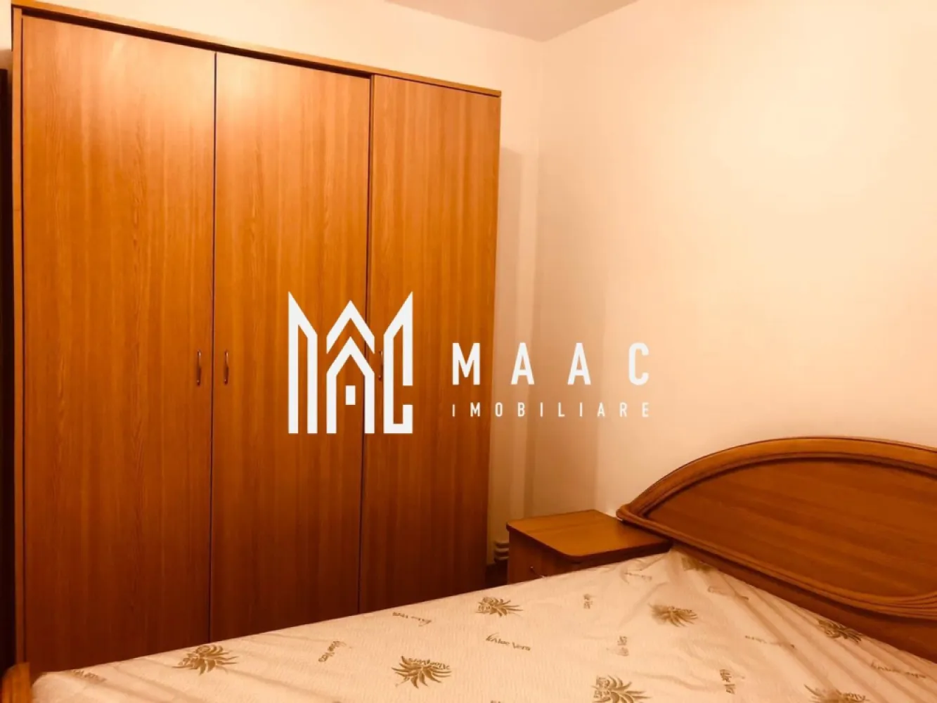 Apartament 2 Camere Mobilat I 50 mp I Turnișor I Sibiu - Se oferă spre închiriere un apartament cu 2 camere, semidecomandat, situat la parter înalt într-un imobil din zona Turnișor, Sibiu. Apartamentul este complet mobilat și utilat, ideal pentru o persoană singură, un cuplu sau o familie restrânsă. Locație: Cartier Turnișor, vis-a-vis de benzinăria Socar Preț: 370 euro / lună + utilități Garanție: 370 euro Suprafață utilă: 50 mp Compartimentare: Living spațios Dormitor matrimonial Bucătărie separată, complet utilată Baie cu cadă Hol Dotări: Mașină de spălat Aragaz și cuptor Frigider Mobilier complet Geamuri termopan Acces rapid la mijloace de transport Facilități în apropiere: Magazine: Profi, Trans-Agape, Simpa Supermarketuri: Lidl și Kaufland – 5 minute de mers pe jos Bănci: BCR, BRD Farmacii, aprozar, stații de autobuz Instituții de învățământ: Școala nr. 10, Grădinița și Creșa Turnișor Disponibil imediat. Pentru detalii suplimentare, consultanță sau programarea unei vizionări, va rugăm să ne contactati specificand ID: CP2761736. }}