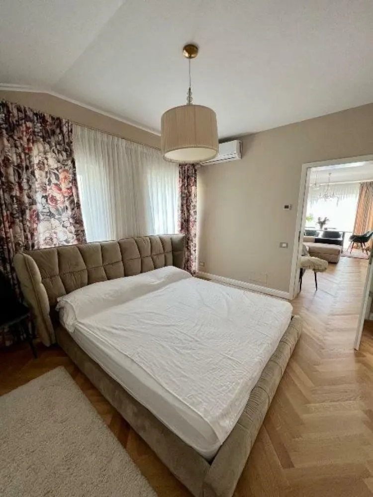 Apartament cu 3 camere in Aviatiei - Apartamentul se află într-un bloc intim, cu 9 apartamente, finalizat în anul 2020. Are 3 camere: un living mare cu zona de luat masa şi o zonă de realaxare, doua dormitoare, dintre care unul cu baie proprie. Terasa apartamentului are 62 de mp şi oferă o privelişte spectaculoasă. Finisajele sunt de cea mai bună calitate. Locuinţa dispune de două locuri de parcare, la subsol şi de o boxă .