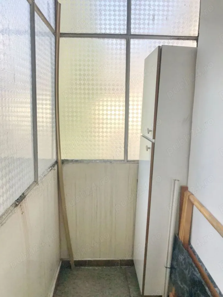 Timpuri Noi-Facultati - Vand 2 camere 54 MP, semidecomandat, 2 10, bloc 1985, 2 balcoane, 3 aparate AC, se vinde mobilat si utilat clasic, liber. Ideal pentru familie sau investitie pentru inchiriere. Apartamentul poate fi transformat in 3 camere prin unirea bucatsriei cu balconul si holul care sunt foarte generoase si poate fi transformat in apartament decomandat. In apropiere se gasesc Metrou Timpuri-Noi, cca.7 min, Parcul Tineretului, Piata Norilor, Facultstile Titulescu si Maiorescu, la cca. 20 min de mers pe jos de Centrul Vechi . pret 125.000 EURO