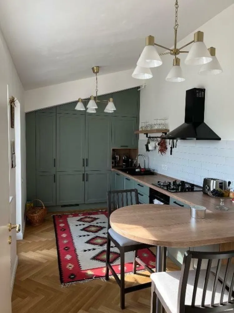 Apartament cu 3 camere in Aviatiei - Apartamentul se află într-un bloc intim, cu 9 apartamente, finalizat în anul 2020. Are 3 camere: un living mare cu zona de luat masa şi o zonă de realaxare, doua dormitoare, dintre care unul cu baie proprie. Terasa apartamentului are 62 de mp şi oferă o privelişte spectaculoasă. Finisajele sunt de cea mai bună calitate. Locuinţa dispune de două locuri de parcare, la subsol şi de o boxă .