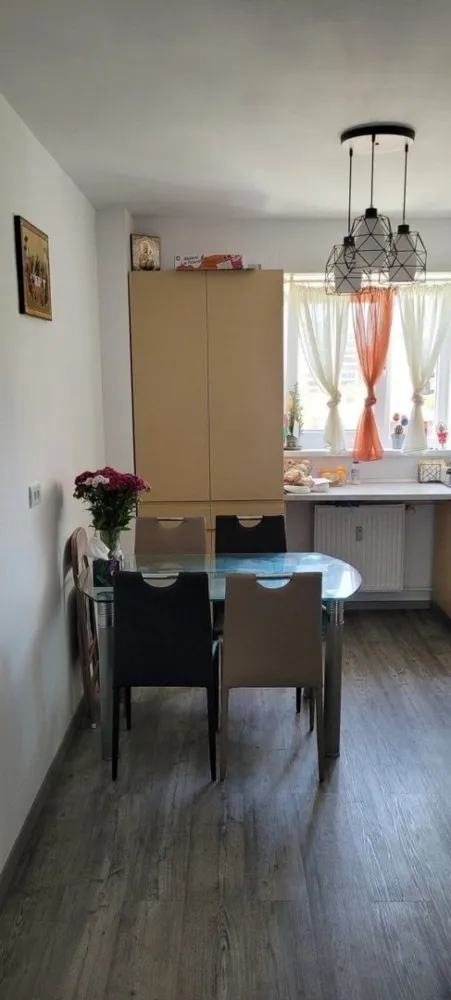 Apartament 3 camere Timpuri Noi - Mall Vitan (Bloc dupa 2000) - Proprietar vand apartament cu 3 camere situat la etajul 3 din 8 al unui bloc finalizat in anul 2000, in zona Mall Vitan - Timpuri Noi. Apartamentul este semi-decomandat si este format din bucatarie, living, 2 dormitoare, 2 bai, 1 balcon, toate insumand suprafata totala de 74 mp. Apartamentul a fost renovat integral in vara anului 2021 (inclusiv instalatie electrica, termica si sanitara): parchet (lemn masiv), gresie, faianta, tamplarie exterioara (tripan), usi interioare (Grauthoff - Exclusive Doors) si usa exterioara. Mobila a fost de asemenea schimbata in totalitate in 2021 impreuna cu corpurile de iluminat si toate electrocasnicele din bucatarie. Orientarea cardinala este pe SUD, beneficiind astfel de de lumina naturala pe tot parcursul zilei. Loc de parcare la ADP, foarte bine amplasat pe colt - masina se poate vedea din balcon, dormitor sau bucatarie. Amplasamentul este de exceptie, la 7 minute fata de statia de metrou Timpuri Noi si tot 7 minute fata de Mall Vitan. Este un apartament ideal pentru o familie tanara cu facilitati pentru copii: parc de joaca imediat in spatele blocului, parc de joaca pe laterala blocului, gradinita si scoala cu acces pietonal la aproximativ 6-7 de minute (mers la viteza copilului). Tot pentru copii si familie, se ofera boxa inchisa pentru depozitare bicicleta, tricicleta, carucior, etc. Se vinde mobilat total sau partial in functie de preferintele dumneavoastra. Pentru mai multe informatii, nu ezitati sa ma contactati pe WhatsApp sau la telefon.