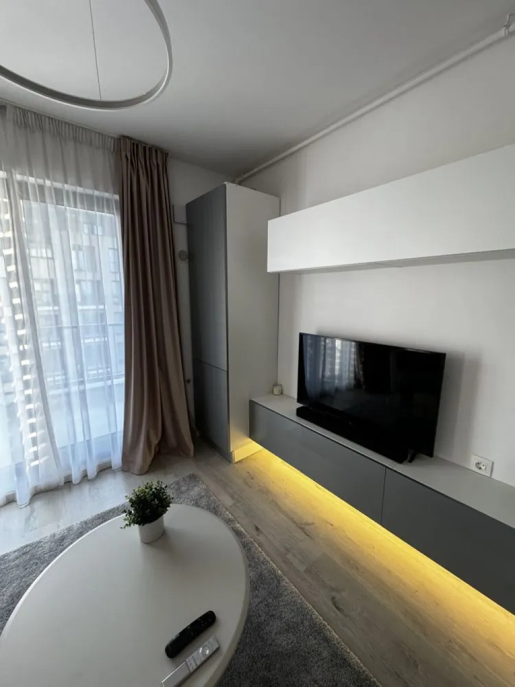 Studio H Pipera Lake proprietar mobilat utilat complet - Proprietar, ofer spre vanzare un apartament de tip studio deschis in complex H Pipera Lake, mobilat si utilat complet. Etaj 3/7. Pretul este cu TVA inclus, persoana fizica! Pret fix! Se poate preda cu chiarias, in cazul in care se achizitioneaza ca investitie. Apartamentul este compus dintr-o zona de living+dormitor si bucatarie open space, baie, cu o suprafata utila de 37 mp, plus o terasa cu o suprafata generoasa de 8mp utili. Apartamentul este complet mobilat si utilat ca in poze cu electrocasnice Electrolux(cuptor, plita, hota, frigider), centrala de apartmanet Buderus cu condensație si incalzire in pardoseala, video-interfon, lumina ambientala mobila living, Smart TV LG, aer conditionat cu inverter LG, masina de spalat Indesit, cateva functii smart home pe iluminare si ventilatie. Toate facilitatile de care dispune apartamentul sunt in stare noua, fiind locuit 7-8 luni pana in prezent. Blocul/scara dispune de doua lifturi. Complexul dispune de acces securizat si este conectat direct la bulevardul principal. Este excelent localizat beneficiind de acces facil la toate mijloacele de transport, 10 min de Mall Promenada si 5 min de Pipera Plaza. Complexul dispune de parc si spatii verzi. Studio-ul nu dispune de parcare, dar se poate achizitiona/inchiria separat subteran sau suprateran de la proprietari/dezvoltator in functie de disponibilitate. Actele de proprietate sunt la zi, se accepta si credit imobiliar. Nu se plateste comision la vanzare. Colaborez cu agentie doar fara comision din partea vânzătorului. Va stau la dispozitie pentru detalii suplimentare.