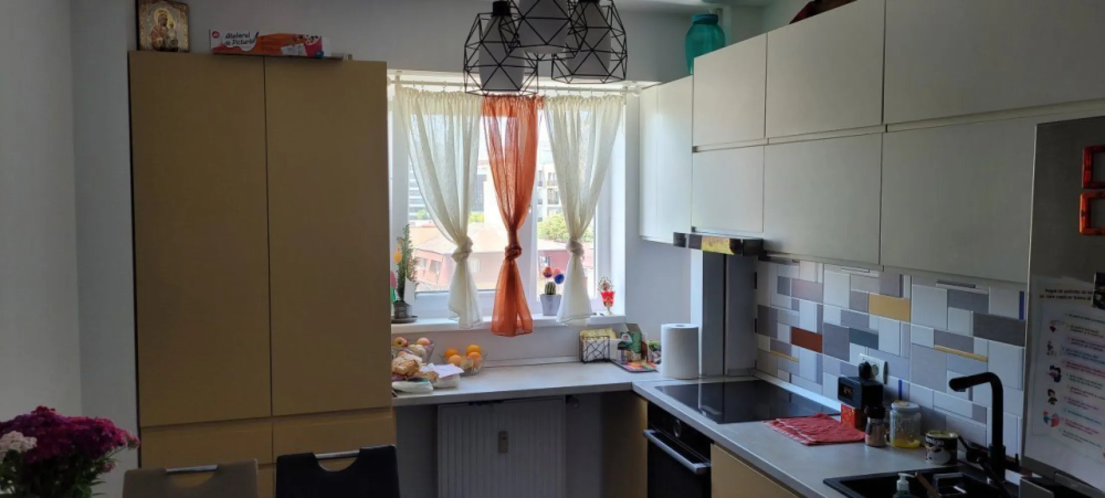 Apartament 3 camere Timpuri Noi - Mall Vitan (Bloc dupa 2000) - Proprietar vand apartament cu 3 camere situat la etajul 3 din 8 al unui bloc finalizat in anul 2000, in zona Mall Vitan - Timpuri Noi. Apartamentul este semi-decomandat si este format din bucatarie, living, 2 dormitoare, 2 bai, 1 balcon, toate insumand suprafata totala de 74 mp. Apartamentul a fost renovat integral in vara anului 2021 (inclusiv instalatie electrica, termica si sanitara): parchet (lemn masiv), gresie, faianta, tamplarie exterioara (tripan), usi interioare (Grauthoff - Exclusive Doors) si usa exterioara. Mobila a fost de asemenea schimbata in totalitate in 2021 impreuna cu corpurile de iluminat si toate electrocasnicele din bucatarie. Orientarea cardinala este pe SUD, beneficiind astfel de de lumina naturala pe tot parcursul zilei. Loc de parcare la ADP, foarte bine amplasat pe colt - masina se poate vedea din balcon, dormitor sau bucatarie. Amplasamentul este de exceptie, la 7 minute fata de statia de metrou Timpuri Noi si tot 7 minute fata de Mall Vitan. Este un apartament ideal pentru o familie tanara cu facilitati pentru copii: parc de joaca imediat in spatele blocului, parc de joaca pe laterala blocului, gradinita si scoala cu acces pietonal la aproximativ 6-7 de minute (mers la viteza copilului). Tot pentru copii si familie, se ofera boxa inchisa pentru depozitare bicicleta, tricicleta, carucior, etc. Se vinde mobilat total sau partial in functie de preferintele dumneavoastra. Pentru mai multe informatii, nu ezitati sa ma contactati pe WhatsApp sau la telefon.