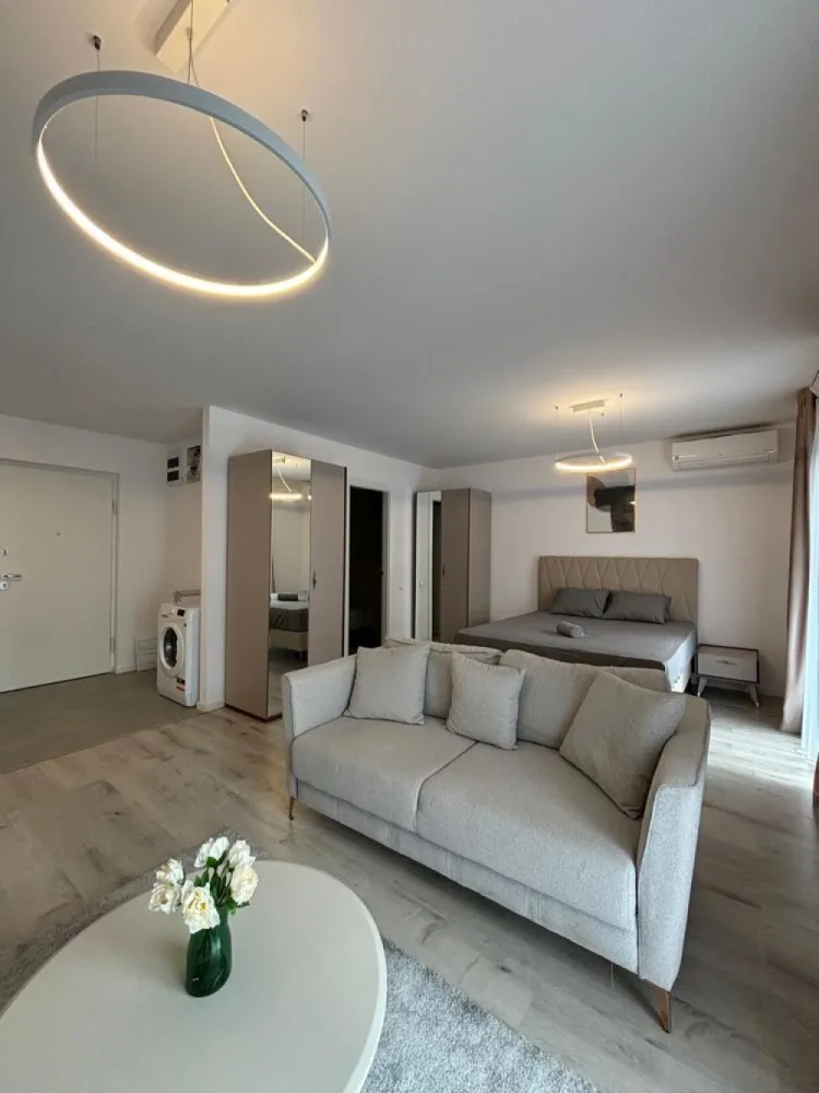 Studio H Pipera Lake proprietar mobilat utilat complet - Proprietar, ofer spre vanzare un apartament de tip studio deschis in complex H Pipera Lake, mobilat si utilat complet. Etaj 3/7. Pretul este cu TVA inclus, persoana fizica! Pret fix! Se poate preda cu chiarias, in cazul in care se achizitioneaza ca investitie. Apartamentul este compus dintr-o zona de living+dormitor si bucatarie open space, baie, cu o suprafata utila de 37 mp, plus o terasa cu o suprafata generoasa de 8mp utili. Apartamentul este complet mobilat si utilat ca in poze cu electrocasnice Electrolux(cuptor, plita, hota, frigider), centrala de apartmanet Buderus cu condensație si incalzire in pardoseala, video-interfon, lumina ambientala mobila living, Smart TV LG, aer conditionat cu inverter LG, masina de spalat Indesit, cateva functii smart home pe iluminare si ventilatie. Toate facilitatile de care dispune apartamentul sunt in stare noua, fiind locuit 7-8 luni pana in prezent. Blocul/scara dispune de doua lifturi. Complexul dispune de acces securizat si este conectat direct la bulevardul principal. Este excelent localizat beneficiind de acces facil la toate mijloacele de transport, 10 min de Mall Promenada si 5 min de Pipera Plaza. Complexul dispune de parc si spatii verzi. Studio-ul nu dispune de parcare, dar se poate achizitiona/inchiria separat subteran sau suprateran de la proprietari/dezvoltator in functie de disponibilitate. Actele de proprietate sunt la zi, se accepta si credit imobiliar. Nu se plateste comision la vanzare. Colaborez cu agentie doar fara comision din partea vânzătorului. Va stau la dispozitie pentru detalii suplimentare.