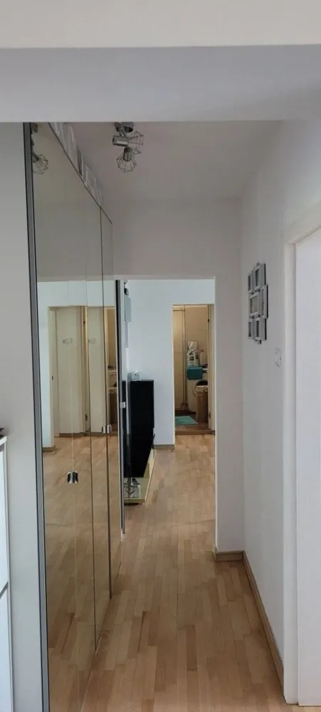 Apartament 3 camere Timpuri Noi - Mall Vitan (Bloc dupa 2000) - Proprietar vand apartament cu 3 camere situat la etajul 3 din 8 al unui bloc finalizat in anul 2000, in zona Mall Vitan - Timpuri Noi. Apartamentul este semi-decomandat si este format din bucatarie, living, 2 dormitoare, 2 bai, 1 balcon, toate insumand suprafata totala de 74 mp. Apartamentul a fost renovat integral in vara anului 2021 (inclusiv instalatie electrica, termica si sanitara): parchet (lemn masiv), gresie, faianta, tamplarie exterioara (tripan), usi interioare (Grauthoff - Exclusive Doors) si usa exterioara. Mobila a fost de asemenea schimbata in totalitate in 2021 impreuna cu corpurile de iluminat si toate electrocasnicele din bucatarie. Orientarea cardinala este pe SUD, beneficiind astfel de de lumina naturala pe tot parcursul zilei. Loc de parcare la ADP, foarte bine amplasat pe colt - masina se poate vedea din balcon, dormitor sau bucatarie. Amplasamentul este de exceptie, la 7 minute fata de statia de metrou Timpuri Noi si tot 7 minute fata de Mall Vitan. Este un apartament ideal pentru o familie tanara cu facilitati pentru copii: parc de joaca imediat in spatele blocului, parc de joaca pe laterala blocului, gradinita si scoala cu acces pietonal la aproximativ 6-7 de minute (mers la viteza copilului). Tot pentru copii si familie, se ofera boxa inchisa pentru depozitare bicicleta, tricicleta, carucior, etc. Se vinde mobilat total sau partial in functie de preferintele dumneavoastra. Pentru mai multe informatii, nu ezitati sa ma contactati pe WhatsApp sau la telefon.