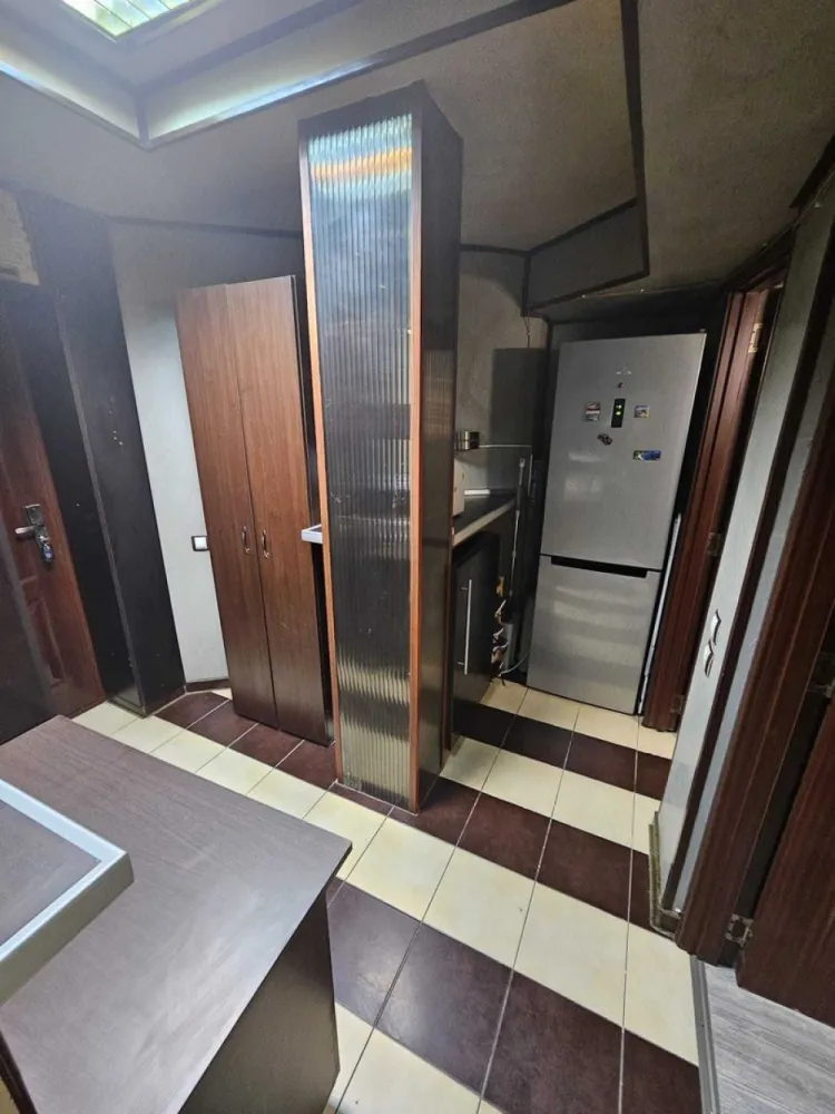 Vand garsoniera – Bucuresti - ultracental - Unirii km. zero - Vand garsoniera – Bucuresti - ultracental, zona linistita - Unirii ( km. zero) Puncte de reper - Centrul Istoric - Sf. Gheorghe - Sf. Vineri 45.000 euro - negociabil Garsoniera SU 26 mp ST 35 mp (1 cam, baie, bucatarie, hol), situata la un demisol inalt, este renovata, bucatarie utilata, incalzire electrica, posibilitate de parcare in fata blocului. Bloc D+P+6 din 1937. Pretabila pentru locuit, birou sau inchiriere in regim hotelier Airbnb Bloc construit in 1937 - momentan, apare ca fiind incadrat in 1994 cu risc seismic – I -, dar fara a fi corect expertizat. Asociatia, cu acordul PMB a decis reexpertizarea pentru a se stabili daca in realitate are sau nu are acest risc seismic, procedura fiind in derulare.