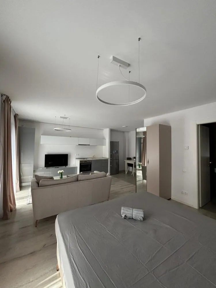 Studio H Pipera Lake proprietar mobilat utilat complet - Proprietar, ofer spre vanzare un apartament de tip studio deschis in complex H Pipera Lake, mobilat si utilat complet. Etaj 3/7. Pretul este cu TVA inclus, persoana fizica! Pret fix! Se poate preda cu chiarias, in cazul in care se achizitioneaza ca investitie. Apartamentul este compus dintr-o zona de living+dormitor si bucatarie open space, baie, cu o suprafata utila de 37 mp, plus o terasa cu o suprafata generoasa de 8mp utili. Apartamentul este complet mobilat si utilat ca in poze cu electrocasnice Electrolux(cuptor, plita, hota, frigider), centrala de apartmanet Buderus cu condensație si incalzire in pardoseala, video-interfon, lumina ambientala mobila living, Smart TV LG, aer conditionat cu inverter LG, masina de spalat Indesit, cateva functii smart home pe iluminare si ventilatie. Toate facilitatile de care dispune apartamentul sunt in stare noua, fiind locuit 7-8 luni pana in prezent. Blocul/scara dispune de doua lifturi. Complexul dispune de acces securizat si este conectat direct la bulevardul principal. Este excelent localizat beneficiind de acces facil la toate mijloacele de transport, 10 min de Mall Promenada si 5 min de Pipera Plaza. Complexul dispune de parc si spatii verzi. Studio-ul nu dispune de parcare, dar se poate achizitiona/inchiria separat subteran sau suprateran de la proprietari/dezvoltator in functie de disponibilitate. Actele de proprietate sunt la zi, se accepta si credit imobiliar. Nu se plateste comision la vanzare. Colaborez cu agentie doar fara comision din partea vânzătorului. Va stau la dispozitie pentru detalii suplimentare.