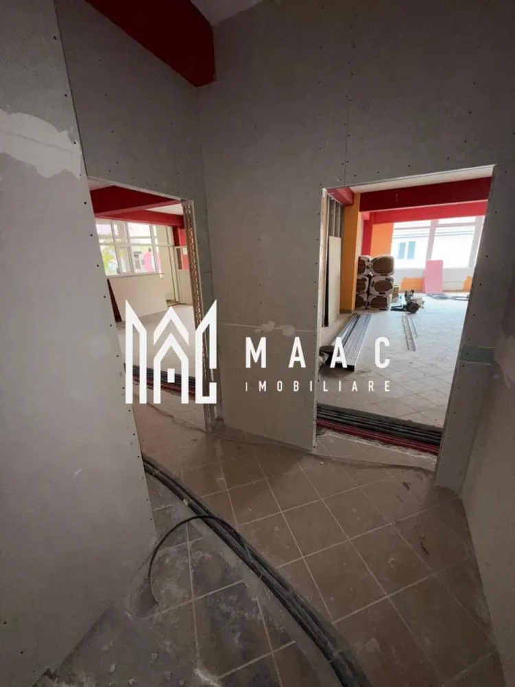 Spațiu comercial versatil I Selimbar-Zona Unimat - MAAC Imobiliare vă propune spre închiriere un spațiu comercial modern și luminos, conceput pentru a oferi confort, funcționalitate și o imagine profesională afacerii dumneavoastră. Proprietatea este structurată în două încăperi generoase, fiecare beneficiind de baie proprie și de toate utilitățile necesare (curent electric, apă și canalizare), oferind astfel independență și flexibilitate în utilizare: Camera 5 : 64 mp Camera 6: 65 mp Accesul se realizează printr-o intrare comună, care se deschide într-un hol , ce face legătura între cele două spații. Această dispunere permite atât utilizarea unitară a proprietății, cât și compartimentarea în funcție de nevoile viitorului ocupant. Beneficii principale: Două spații independente, fiecare cu grup sanitar propriu Acces comun, printr-un hol dedicat Toate utilitățile disponibile Posibilitate de personalizare și adaptare funcțională Lumină naturală Pretul se raporteaza la mpu. Un spațiu care îmbină eleganța, confortul și versatilitatea, oferind cadrul perfect pentru dezvoltarea unei afaceri de succes. Pentru detalii suplimentare și programarea unei vizionări, vă invităm să contactați echipa MAAC Imobiliare si precizati telefonic ca ati vazut anuntul cu ID: CP2761419 }}