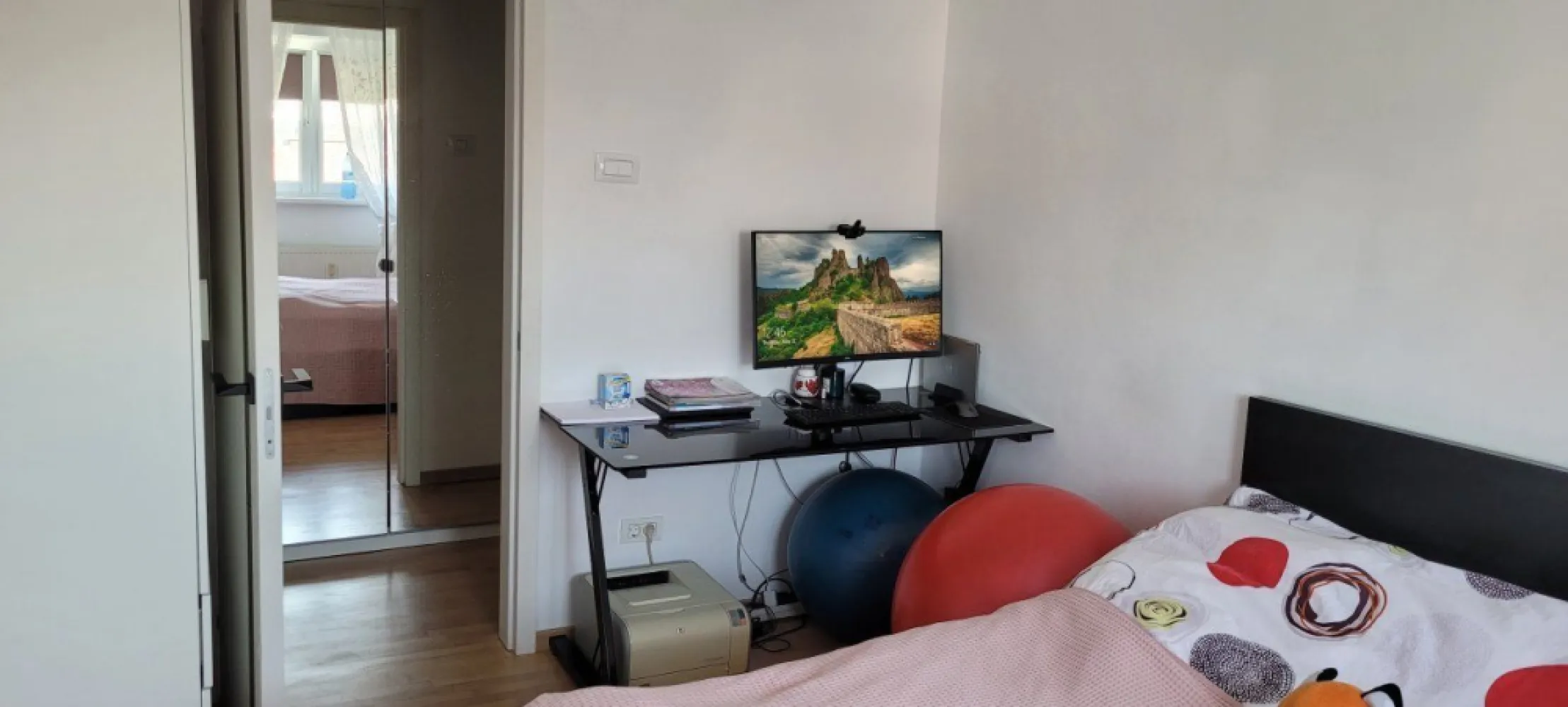 Apartament 3 camere Timpuri Noi - Mall Vitan (Bloc dupa 2000) - Proprietar vand apartament cu 3 camere situat la etajul 3 din 8 al unui bloc finalizat in anul 2000, in zona Mall Vitan - Timpuri Noi. Apartamentul este semi-decomandat si este format din bucatarie, living, 2 dormitoare, 2 bai, 1 balcon, toate insumand suprafata totala de 74 mp. Apartamentul a fost renovat integral in vara anului 2021 (inclusiv instalatie electrica, termica si sanitara): parchet (lemn masiv), gresie, faianta, tamplarie exterioara (tripan), usi interioare (Grauthoff - Exclusive Doors) si usa exterioara. Mobila a fost de asemenea schimbata in totalitate in 2021 impreuna cu corpurile de iluminat si toate electrocasnicele din bucatarie. Orientarea cardinala este pe SUD, beneficiind astfel de de lumina naturala pe tot parcursul zilei. Loc de parcare la ADP, foarte bine amplasat pe colt - masina se poate vedea din balcon, dormitor sau bucatarie. Amplasamentul este de exceptie, la 7 minute fata de statia de metrou Timpuri Noi si tot 7 minute fata de Mall Vitan. Este un apartament ideal pentru o familie tanara cu facilitati pentru copii: parc de joaca imediat in spatele blocului, parc de joaca pe laterala blocului, gradinita si scoala cu acces pietonal la aproximativ 6-7 de minute (mers la viteza copilului). Tot pentru copii si familie, se ofera boxa inchisa pentru depozitare bicicleta, tricicleta, carucior, etc. Se vinde mobilat total sau partial in functie de preferintele dumneavoastra. Pentru mai multe informatii, nu ezitati sa ma contactati pe WhatsApp sau la telefon.