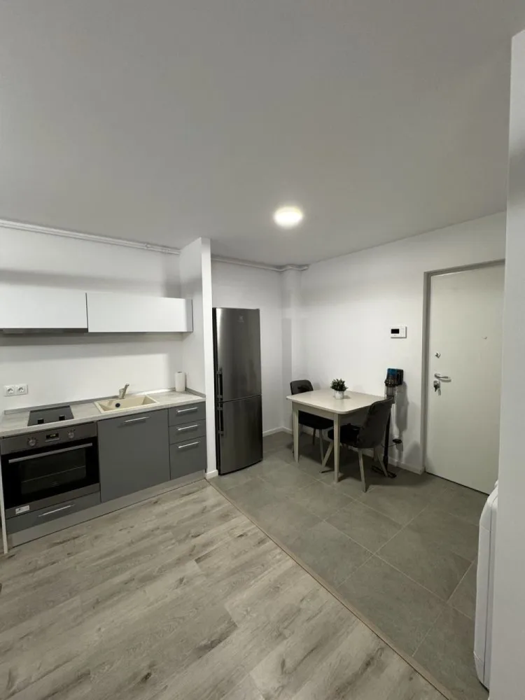 Studio H Pipera Lake proprietar mobilat utilat complet - Proprietar, ofer spre vanzare un apartament de tip studio deschis in complex H Pipera Lake, mobilat si utilat complet. Etaj 3/7. Pretul este cu TVA inclus, persoana fizica! Pret fix! Se poate preda cu chiarias, in cazul in care se achizitioneaza ca investitie. Apartamentul este compus dintr-o zona de living+dormitor si bucatarie open space, baie, cu o suprafata utila de 37 mp, plus o terasa cu o suprafata generoasa de 8mp utili. Apartamentul este complet mobilat si utilat ca in poze cu electrocasnice Electrolux(cuptor, plita, hota, frigider), centrala de apartmanet Buderus cu condensație si incalzire in pardoseala, video-interfon, lumina ambientala mobila living, Smart TV LG, aer conditionat cu inverter LG, masina de spalat Indesit, cateva functii smart home pe iluminare si ventilatie. Toate facilitatile de care dispune apartamentul sunt in stare noua, fiind locuit 7-8 luni pana in prezent. Blocul/scara dispune de doua lifturi. Complexul dispune de acces securizat si este conectat direct la bulevardul principal. Este excelent localizat beneficiind de acces facil la toate mijloacele de transport, 10 min de Mall Promenada si 5 min de Pipera Plaza. Complexul dispune de parc si spatii verzi. Studio-ul nu dispune de parcare, dar se poate achizitiona/inchiria separat subteran sau suprateran de la proprietari/dezvoltator in functie de disponibilitate. Actele de proprietate sunt la zi, se accepta si credit imobiliar. Nu se plateste comision la vanzare. Colaborez cu agentie doar fara comision din partea vânzătorului. Va stau la dispozitie pentru detalii suplimentare.