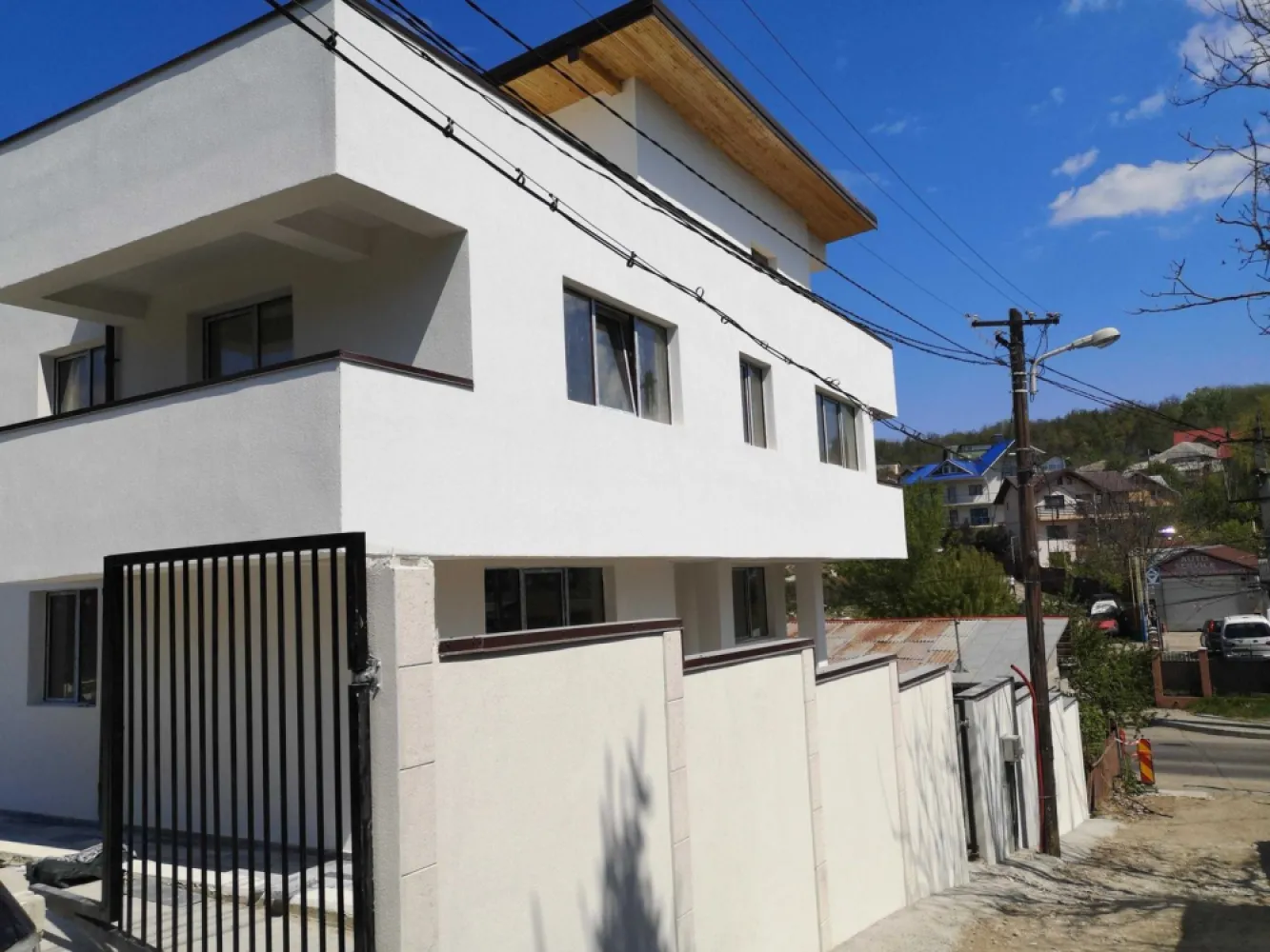 Imobiliare, Vând Apartament Iași 4 camere in vila noua, aproape de UMF - Apartament 4 camere, et.1 al un unei vile construcție 2020. Zona de case, aproape de UMF, loc de parcare in curte.