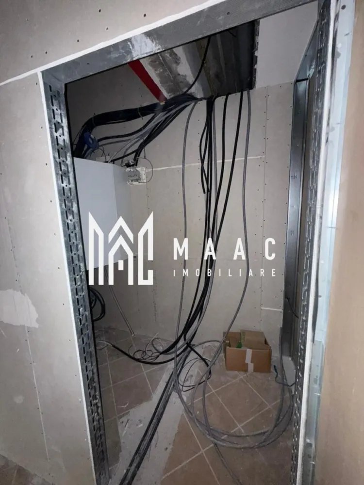 Spațiu comercial versatil I Selimbar-Zona Unimat - MAAC Imobiliare vă propune spre închiriere un spațiu comercial modern și luminos, conceput pentru a oferi confort, funcționalitate și o imagine profesională afacerii dumneavoastră. Proprietatea este structurată în două încăperi generoase, fiecare beneficiind de baie proprie și de toate utilitățile necesare (curent electric, apă și canalizare), oferind astfel independență și flexibilitate în utilizare: Camera 5 : 64 mp Camera 6: 65 mp Accesul se realizează printr-o intrare comună, care se deschide într-un hol , ce face legătura între cele două spații. Această dispunere permite atât utilizarea unitară a proprietății, cât și compartimentarea în funcție de nevoile viitorului ocupant. Beneficii principale: Două spații independente, fiecare cu grup sanitar propriu Acces comun, printr-un hol dedicat Toate utilitățile disponibile Posibilitate de personalizare și adaptare funcțională Lumină naturală Pretul se raporteaza la mpu. Un spațiu care îmbină eleganța, confortul și versatilitatea, oferind cadrul perfect pentru dezvoltarea unei afaceri de succes. Pentru detalii suplimentare și programarea unei vizionări, vă invităm să contactați echipa MAAC Imobiliare si precizati telefonic ca ati vazut anuntul cu ID: CP2761419 }}