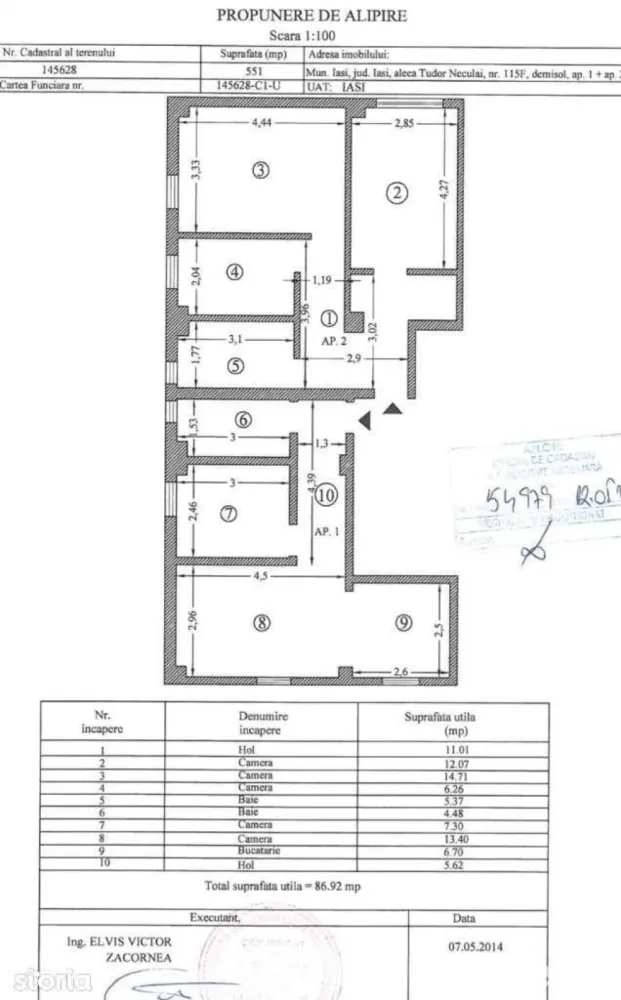 PF Vand 2 apartamente 2 camere, unite cadastral, CUG, Iasi - exclus agentii - Vand apartament 4 camere decomandat, suprafata 100 mp (87 mp utili), semidemisol. De fapt sunt 2 apartamente de 2 capere unite cadastral, au intrari separate. Apartamentul este pe Aleea Tudor Neculai, este compus din 2 dormitoare, 2 living-uri, 2 bai, 2 bucatarii, 2 holuri. De fapt apartamentu este compus din 2 apartamente cu 2 camere, unite cadastral într-un singur apartament. Cele 2 apartamente au intrari separate, centrale separate, sunt complet mobilate, utilate cu frigider, aragaz, centrala termica, televizor, masina de spalat, plase de tantari si gratii Blocul a fost construit in anul 2014. In momentul de fata apartamentele au chiriasi. Oportunitatea este pentru persoanele care doresc sa faca o investitie si pot sa pastreze si chiriasii, sau pentru cineva care vrea sa le uneasca si fizic si sa isi realizeze un apartament mare. Statia de tranvai e la 5 min de apartamente. 10 minute de mers pe jos pana la Selgros si statia de tranvai de la Rondul Vechi.