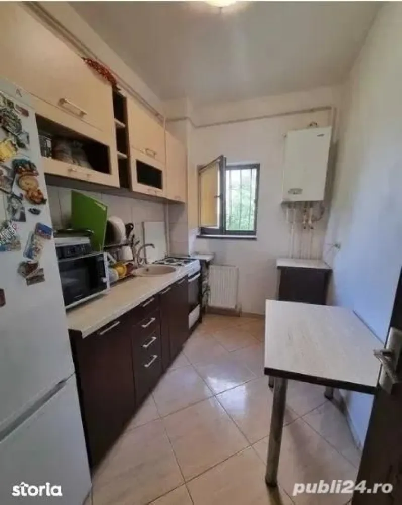 PF Vand 2 apartamente 2 camere, unite cadastral, CUG, Iasi - exclus agentii - Vand apartament 4 camere decomandat, suprafata 100 mp (87 mp utili), semidemisol. De fapt sunt 2 apartamente de 2 capere unite cadastral, au intrari separate. Apartamentul este pe Aleea Tudor Neculai, este compus din 2 dormitoare, 2 living-uri, 2 bai, 2 bucatarii, 2 holuri. De fapt apartamentu este compus din 2 apartamente cu 2 camere, unite cadastral într-un singur apartament. Cele 2 apartamente au intrari separate, centrale separate, sunt complet mobilate, utilate cu frigider, aragaz, centrala termica, televizor, masina de spalat, plase de tantari si gratii Blocul a fost construit in anul 2014. In momentul de fata apartamentele au chiriasi. Oportunitatea este pentru persoanele care doresc sa faca o investitie si pot sa pastreze si chiriasii, sau pentru cineva care vrea sa le uneasca si fizic si sa isi realizeze un apartament mare. Statia de tranvai e la 5 min de apartamente. 10 minute de mers pe jos pana la Selgros si statia de tranvai de la Rondul Vechi.