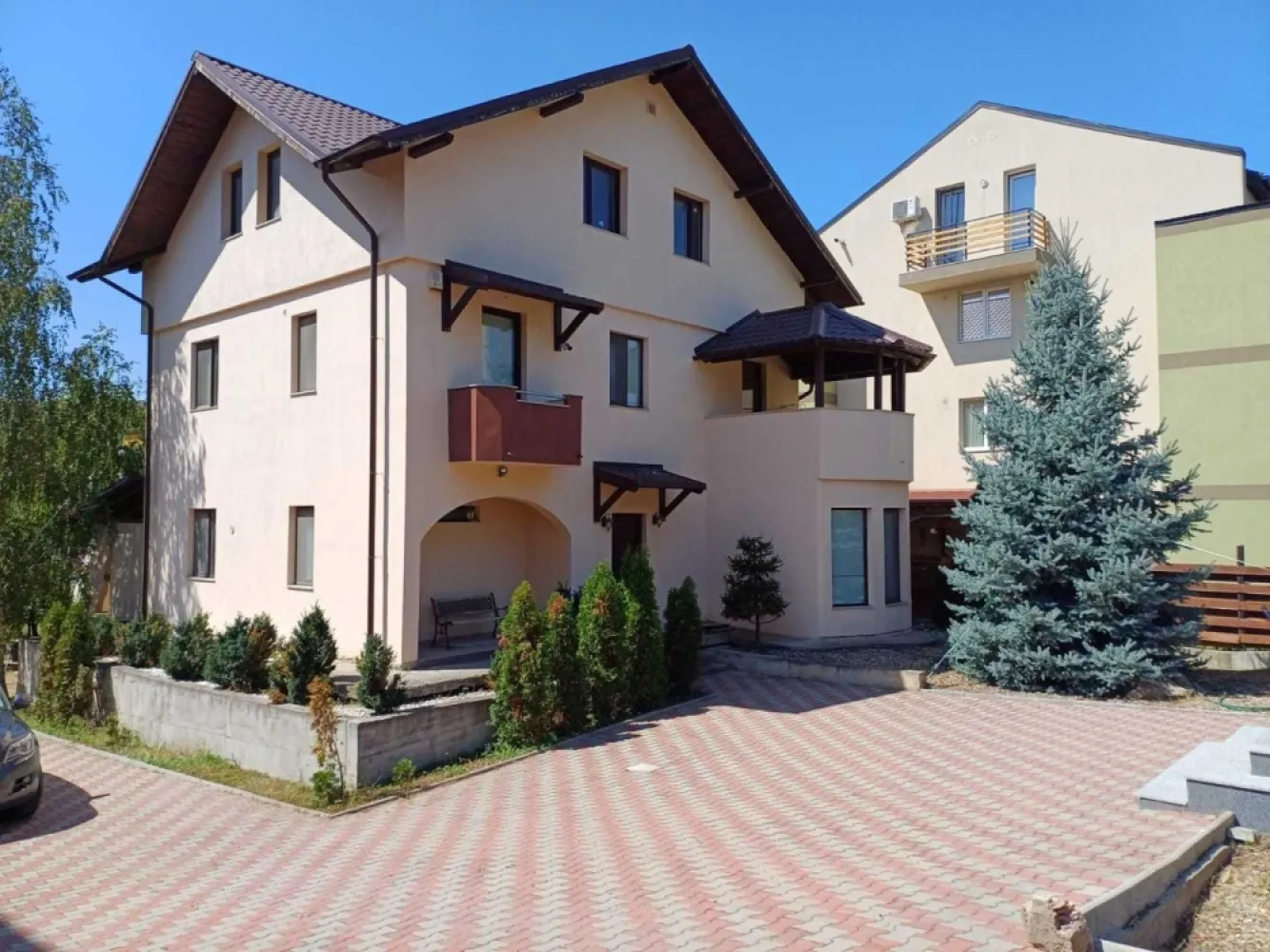 Casă Iași - Rediu + teren - Vând casă Rediu la 5 minute de Rondul Păcurari lângă Complex EOS - cu teren 1050 mp cu garduri noi și acces dublu. Stradă cimentată. Casă construită pe cadre: D+P+E1+M - 360 mp - in anul 2010. Se poate recompartimenta interiorul care este din materiale ușoare (BCA) Posibilitate business: Birouri - Grădinița copii - Apartamente - Sediu firmă Canalizare - curent - gaz - apă curentă + fântână Curtea este cu pavele. Bun pentru investiții - lângă imobilul existent posibilitate de construcție clădire de 200 mp amprenta la sol cu 2 etaje + mansardă prevăzut de PUZ - Rediu Demisol (la roșu): Înălțime tavan 2,5 m cu ferestre, garaj cu ușa basculantă, 2 camere decomandate, baie, debara, atelier, depozit. Parter: hol amplu, living open space cu șemineu, bar cu apă curentă, baie, bucătărie cu terasă acoperită (21 mp) și acces spre grădină. Etaj 1: acces scară interioară, hol, 3 camere din care una cu terasă acoperită, dresing, baie, 2 balcoane. Mansardă: acces scară interioară, înălțimea maximă 4 m. Open space cu posibilitatea realizării 3 camere + 2 băi. Tâmplărie PVC culoare Wenghe Deceuninck Belgia. Glafuri exterioare in granit. Pomi fructiferi. Tel. 0039 3883546320