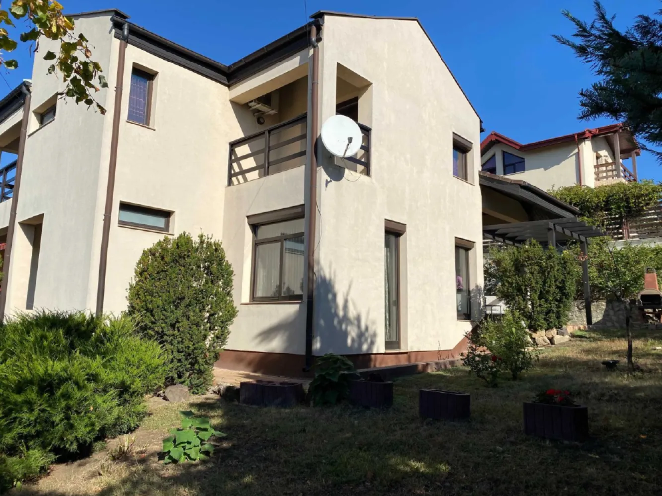 Casa de vanzare Bucium,Cartier IC Bratianu,235 MP utili,521 MP teren - Vila se afla in zona Bucium in cartierul I.C. Bratianu avand accesul asfaltat.Dispune de toate utilitatile gaz,curent electric,apa,canalizare,internet,cablu tv. Spatiile interioare sunt generoase si sunt dispuse astfel: Demisol:garaj,spalatorie,crama,sala fitness Parter:living+loc de luat masa cu iesire pe terasa,dormitor,bucatarie,spatiu tehnic,2 bai Etaj:dormitor,baie,dormitor matrimonial cu dressing si baie proprie,birou,2 balcoane Curtea este complet amenajata cu pomi fructiferi si ornamentali si dispune de 1 loc de parcare in fata garajului. Casa se vinde complet mobilata si utilata.