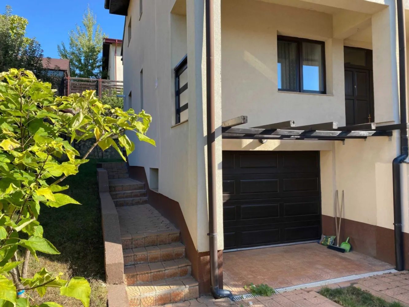 Casa de vanzare Bucium,Cartier IC Bratianu,235 MP utili,521 MP teren - Vila se afla in zona Bucium in cartierul I.C. Bratianu avand accesul asfaltat.Dispune de toate utilitatile gaz,curent electric,apa,canalizare,internet,cablu tv. Spatiile interioare sunt generoase si sunt dispuse astfel: Demisol:garaj,spalatorie,crama,sala fitness Parter:living+loc de luat masa cu iesire pe terasa,dormitor,bucatarie,spatiu tehnic,2 bai Etaj:dormitor,baie,dormitor matrimonial cu dressing si baie proprie,birou,2 balcoane Curtea este complet amenajata cu pomi fructiferi si ornamentali si dispune de 1 loc de parcare in fata garajului. Casa se vinde complet mobilata si utilata.