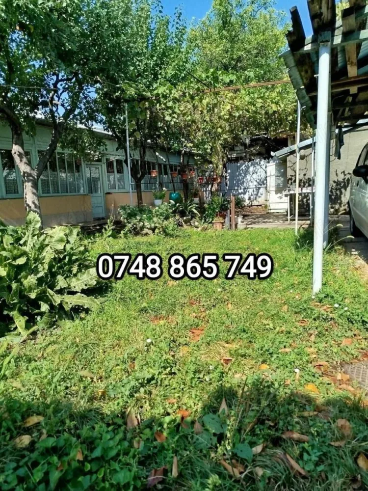 OPORTUNITATE ! Casa 3 C 100 m + teren 350 m , P de Piatra_Palas Campus - OPORTUNITATE !! Se ofera spre vanzare o casa plan parter, situata intr-o zona ravnita a municipiului Iasi ,Podul de Piatra_ Palas Campus , construita pe un teren de 350 mp . Imobilul, are structura din caramida , fundatie din piatra , trei camere , baie si o bucatarie, avand suprafata construita la sol de 100 m . In curte mai este construita o bucatarie de vara si un garaj pentru masina. Casa este racordata la toate utilitatile zonei ( gaz, apa , lumina, canalizare ) , deschidere la doua strazi . Datorita pozitionarii ( 5 minute mers pe jos pana la la Catredrala Mitropolitana,) este ideala atat pentru locuit cat si pentru INVESTITIE . Pretul de vanzare este de 275.000 euro Pentru informatii suplimentare si vizionare Cristi O_7_4_8_8_6_5_7_4_9