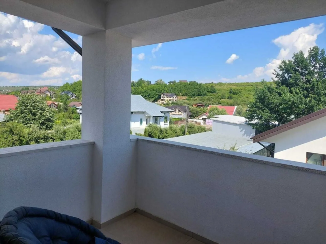 Vila de vanzare in Iasi, Barnova - De vânzare în orașul Iași, Bârnova, la 800 m de Hanul 3 Sarmale, o vila construita în 2020 într-un mic cartier privat, elegant. Imobil cu suprafata de 130mp locuibili, cu un etaj , 4 camere și mansarda locuibila de 60mp, cu toate utilitățile trase. La parter exista o bucătărie mare, moderna, utilata si mobilata, cu ieșire pe o terasa comuna cu terasa livingului. Livingul este generos si foarte racoros in lunile caniculare de vara. La parter se mai afla si o baie mare dotata cu cabina de duș. La etaj sunt 3 dormitoare și doua terase mari precum si o baie cu cada mare. Ambele bai au ferestre pt aerisire. Curtea de 400m are o parcare pt doua mașini, placata cu travertin. Imobilul este inconjurat cu un gard frumos de lemn si are în proprietate si cota aferenta din drumul de acces, vila fiind amplasata în planul doi fata de drumul public. Centrala noua, aparat de aer condiționat nou. Sistem de supraveghere cu alarma si camere video. 2 terase la parter recent închise cu tâmplărie Salamander. Rugam seriozitate