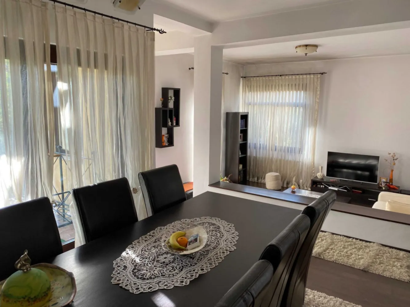 Casa de vanzare Bucium,Cartier IC Bratianu,235 MP utili,521 MP teren - Vila se afla in zona Bucium in cartierul I.C. Bratianu avand accesul asfaltat.Dispune de toate utilitatile gaz,curent electric,apa,canalizare,internet,cablu tv. Spatiile interioare sunt generoase si sunt dispuse astfel: Demisol:garaj,spalatorie,crama,sala fitness Parter:living+loc de luat masa cu iesire pe terasa,dormitor,bucatarie,spatiu tehnic,2 bai Etaj:dormitor,baie,dormitor matrimonial cu dressing si baie proprie,birou,2 balcoane Curtea este complet amenajata cu pomi fructiferi si ornamentali si dispune de 1 loc de parcare in fata garajului. Casa se vinde complet mobilata si utilata.