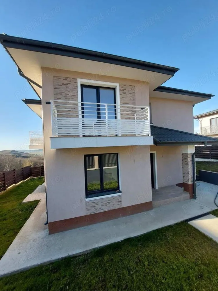 Proprietar Casă Miroslava - Direct Proprietar vând casă P +1 în MIROSLAVA ( reper Depozit TRANS Anapet) 118mp utili, 420mp teren Este poziționată într-o zona liniștită și aerisita, foarte aproape de mijloc de transport, 70m până la asfalt pe un drum privat pietruit, 1,2 km de Primaria MIROSLAVA ( LDL) Intabulata pt alte informații la