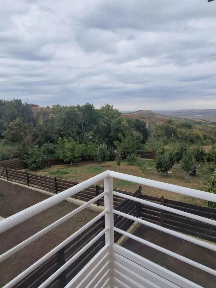Proprietar Casă Miroslava - Direct Proprietar vând casă P +1 în MIROSLAVA ( reper Depozit TRANS Anapet) 118mp utili, 420mp teren Este poziționată într-o zona liniștită și aerisita, foarte aproape de mijloc de transport, 70m până la asfalt pe un drum privat pietruit, 1,2 km de Primaria MIROSLAVA ( LDL) Intabulata pt alte informații la