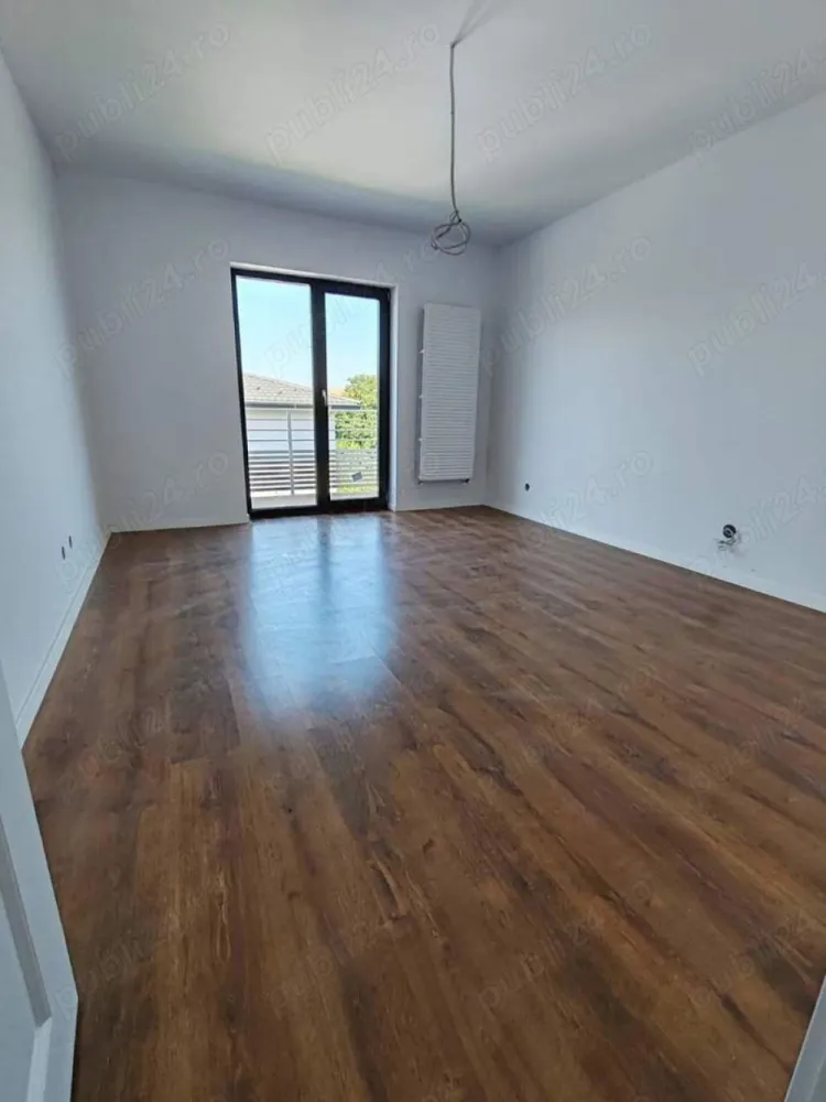 Proprietar Casă Miroslava - Direct Proprietar vând casă P +1 în MIROSLAVA ( reper Depozit TRANS Anapet) 118mp utili, 420mp teren Este poziționată într-o zona liniștită și aerisita, foarte aproape de mijloc de transport, 70m până la asfalt pe un drum privat pietruit, 1,2 km de Primaria MIROSLAVA ( LDL) Intabulata pt alte informații la