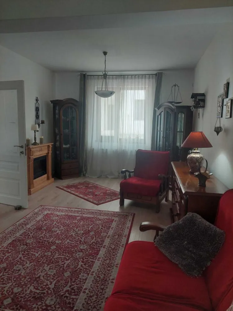 Vila de vanzare in Iasi, Barnova - De vânzare în orașul Iași, Bârnova, la 800 m de Hanul 3 Sarmale, o vila construita în 2020 într-un mic cartier privat, elegant. Imobil cu suprafata de 130mp locuibili, cu un etaj , 4 camere și mansarda locuibila de 60mp, cu toate utilitățile trase. La parter exista o bucătărie mare, moderna, utilata si mobilata, cu ieșire pe o terasa comuna cu terasa livingului. Livingul este generos si foarte racoros in lunile caniculare de vara. La parter se mai afla si o baie mare dotata cu cabina de duș. La etaj sunt 3 dormitoare și doua terase mari precum si o baie cu cada mare. Ambele bai au ferestre pt aerisire. Curtea de 400m are o parcare pt doua mașini, placata cu travertin. Imobilul este inconjurat cu un gard frumos de lemn si are în proprietate si cota aferenta din drumul de acces, vila fiind amplasata în planul doi fata de drumul public. Centrala noua, aparat de aer condiționat nou. Sistem de supraveghere cu alarma si camere video. 2 terase la parter recent închise cu tâmplărie Salamander. Rugam seriozitate