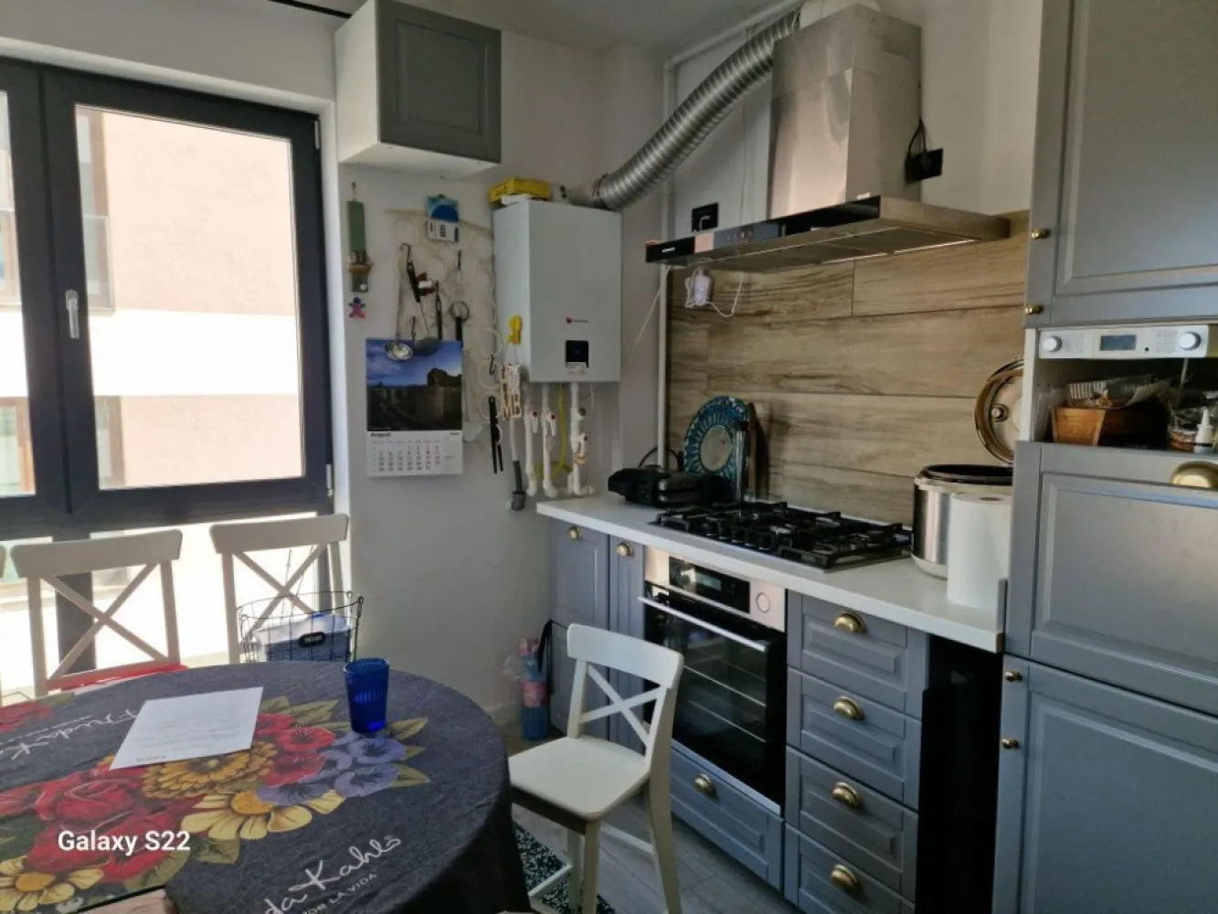 Apartament 4 camere Sisesti- Baneasa - Proprietar, Vand apartament de 4 camere, situat in zona Sisesti, zona ce bifeaza majoritatea punctelor de interes Este poziționat pe Sos Gheorghe Ionescu Sisesti, stația de autobuz în fsta blocului, la 5 minute de pădurea Băneasa , pe Sos Gh. Ionescu Sisesti. DESPRE APARTAMENT: Locuinta este semidecomandata, cu o suprafata utila totala de 92mp din care fac parte 2 balcoane de 6mp. Complet mobilata si utilata, aceasta dispune de un living de 21mp, 3 dormitoare si 2 bai dar si spatii de depozitare. Zona linistita, la etajul 2 unui imobil de 4 etaje, bloc tip boutique, 9 apartamente în tot blocul, lift, curte interioara. Spatii de depozit bicicleta în curtea blocului sau în parcare subterana, Se preda complet mobilat si utilat, gata de mutare. Aer condiționat, încălzire în pardoseala, termostat pt fiecare camera, video interfon. Bucatarie complet echipata, Loc de parcare inclus in pret! Blocului dat în folosință în 2023.