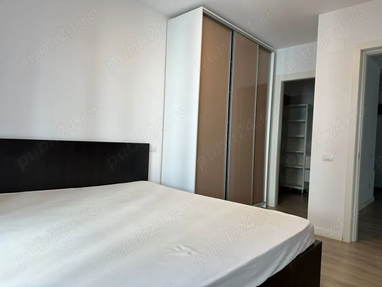 Apartament 3 camere București zona de Nord - Ofer spre vânzare un apartament de 3 camere situat in sectorul 1, pe șoseaua Gheorghe Ionescu Sisesti, la doar 10 minute cu mașina fata de Arcul de Triumf și Mall Băneasa Shopping Citit. Caracteristici principale ale proprietății: 3 camere de tip semidecomandat Bucătărie închisă 2 bai 2 balcoane Detalii tehnice : Suprafața utilă : 88 mp Etaj 2 din 10 An construcție imobil : 2019 Central termica proprie Încălzire în pardoseală Tâmplărie termopan Veka Spectral Umbra 7 camere Pentru mai multe informații și programarea unei vizionari nu ezitați să mă contactați . Exclus agenții !
