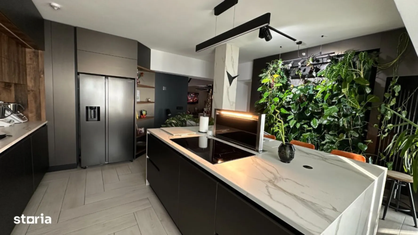 Poze reale | Mutare imediată | Apartament intabulat PREMIUM | 110 mp - PF ofer spre vânzare  Apartamentul este situat într-un complex rezidențial nou din zona Tătărași, cu acces rapid către supermarket, stație de transport public (aceasta aflându-se chiar în fața complexului), facultăți și zonele de interes (3 minute de Iulius Mall, 5 minute de Palas Mall, 10 minute de Piața Unirii). Intrarea în complex este securizată și beneficiază de sistem supraveghere video. Apartamentul este format prin alipirea a 2 apartamente (2 camere si 1 cameră) + boxă și este recompartimentat astfel: .  Apartamentul se remarcă prin: 2 centrale termice Bosch conectate la un singur termostat Unitate AC Daikin Smart Sistem Smart Home: Benzi led mobilier de la Hafele Oglinzi băi Smart (luminare LED, conexiune Bluetooth, afișaj oră, vreme) Uși exterioare cu izolație fonică, blocatori antiefracție, cu interior din lemn și plăci HDF Parchet clasă trafic Ac4 (trafic intens) Geamuri tripan 4 anotimpuri Plăci ceramice porțelanate și rectificate Senzori detecție fum, gaz, apă Cuptor și cuptor cu microunde Bosch Mașină de spălat rufe Samsung Mașină de spălat vase incorporabilă Beko Vinotecă Dressing spațios Pat dormitor tapițat catifea, cu ladă de depozitare Birou & masă toaletă pentru machiat 2 în 1 Apartamentul se vinde gata mobilat, cu toate cele enumerate mai sus. Nu se solicită perioadă de abitație, viitorul proprietar se poate muta în apartament a doua zi după semnarea actelor.  Contact: George ; Irina
