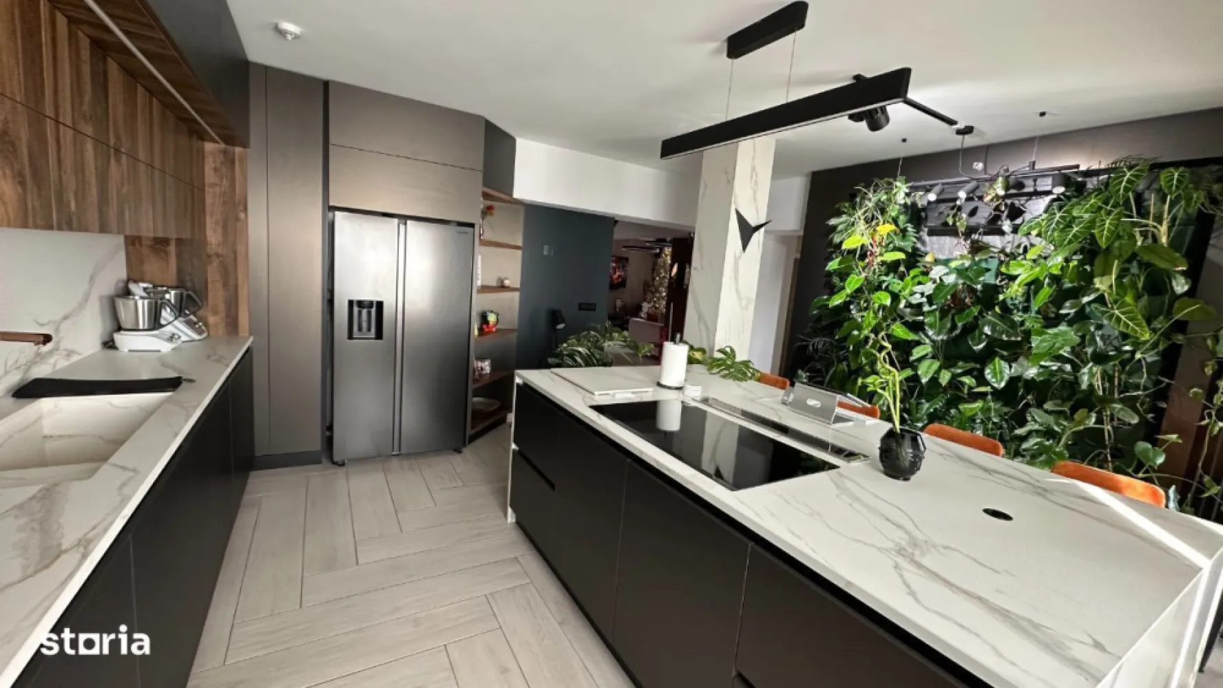 Poze reale | Mutare imediată | Apartament intabulat PREMIUM | 110 mp - PF ofer spre vânzare  Apartamentul este situat într-un complex rezidențial nou din zona Tătărași, cu acces rapid către supermarket, stație de transport public (aceasta aflându-se chiar în fața complexului), facultăți și zonele de interes (3 minute de Iulius Mall, 5 minute de Palas Mall, 10 minute de Piața Unirii). Intrarea în complex este securizată și beneficiază de sistem supraveghere video. Apartamentul este format prin alipirea a 2 apartamente (2 camere si 1 cameră) + boxă și este recompartimentat astfel: .  Apartamentul se remarcă prin: 2 centrale termice Bosch conectate la un singur termostat Unitate AC Daikin Smart Sistem Smart Home: Benzi led mobilier de la Hafele Oglinzi băi Smart (luminare LED, conexiune Bluetooth, afișaj oră, vreme) Uși exterioare cu izolație fonică, blocatori antiefracție, cu interior din lemn și plăci HDF Parchet clasă trafic Ac4 (trafic intens) Geamuri tripan 4 anotimpuri Plăci ceramice porțelanate și rectificate Senzori detecție fum, gaz, apă Cuptor și cuptor cu microunde Bosch Mașină de spălat rufe Samsung Mașină de spălat vase incorporabilă Beko Vinotecă Dressing spațios Pat dormitor tapițat catifea, cu ladă de depozitare Birou & masă toaletă pentru machiat 2 în 1 Apartamentul se vinde gata mobilat, cu toate cele enumerate mai sus. Nu se solicită perioadă de abitație, viitorul proprietar se poate muta în apartament a doua zi după semnarea actelor.  Contact: George ; Irina