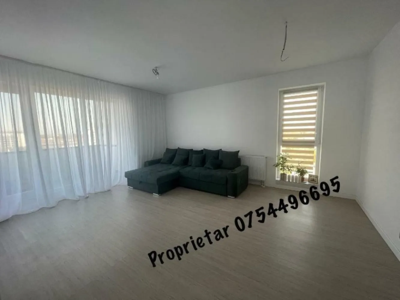 Apartament 3 camere , suprafata 90 mp, Zona Metrou N. Teclu - 155000 euro - Top Zone Residence Theodor Pallady , 3 camere mari si foarte luminoase, cu o suprafata de 75 mp utili, si o terasa generoasa de 15 mp - blocul este construit cu respectarea ultimelor norme legale in domeniu, din cadre din beton armat, cu inchideri exterioare si compartimentare interioara realizate din zidarie YTONG. Apartamentul dispune de o BUCATARIE MOBILATA (MDF) SI UTILATA, cu electrocasnice noi (frigider LG, masina de spalat Whirlpool, cuptor Electrolux, plita de sticla Gorenje, chiuveta Franke din granit - urmand a fi montate si corpurile de sus prevazute cu o hota Electrolux), de un dormitor matrimonial cu baie proprie, o baie separata (masina de spalat Samsung cu AI), o camera pentru copii sau oaspeti, dar si un living generos. In imediata apropiere (la cateva minute de mers pe jos) se afla numeroase magazine de interes (Ikea, Jumbo, Leroy Merlin, Dedeman, Kaufland, Lidl etc) si un viitor centru comercial (aflat in constructie). Nu in ultimul rand, o noua scoala moderna se afla aproape de finalizare pentru a se bucura foarte multi copii de ea (la 2 minute de mers pe jos). Apartamentul se vinde cu mobilierul si electrocasnicele regasite in poze (toate sunt achizitionate anul acesta). Pozitionarea fata de metroul N. Teclu este avantajoasa (8-10 min de mers pe jos), iar vederea nu este obstructionata. Se poate achizitiona un loc de parcare la pretul de 10.000 euro. Mentionez ca, in calitate de proprietar, nu doresc sa colaborez cu agentiile imobiliare.